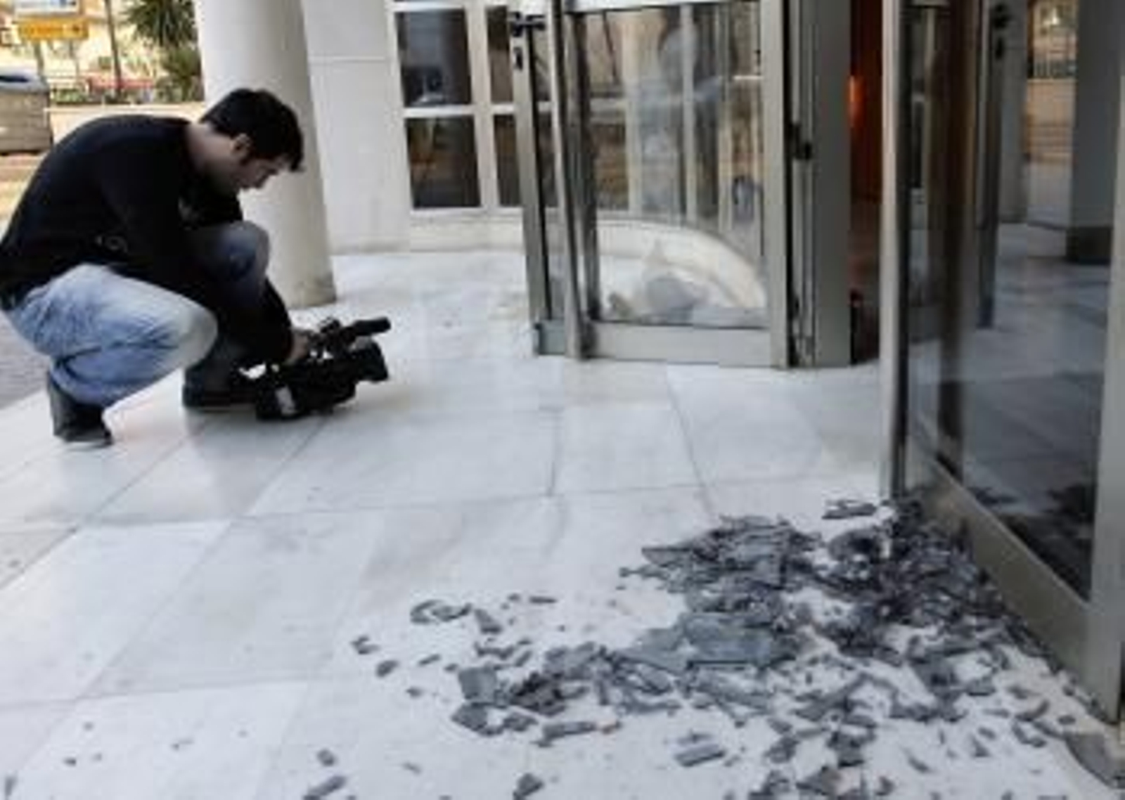 Tres jóvenes han sido detenidos por la Policía esta madrugada en Valencia como presuntos autores de actos vandálicos cometidos contra la sede central del PP