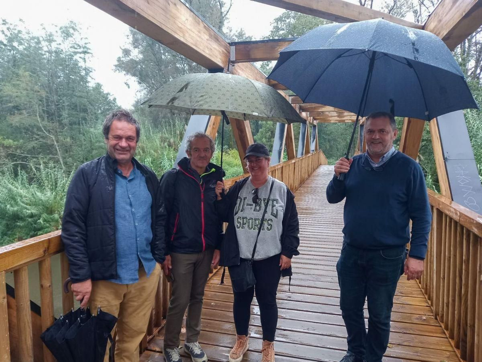 Miembros del jurado y del gobierno local durante el paseo por la villa.