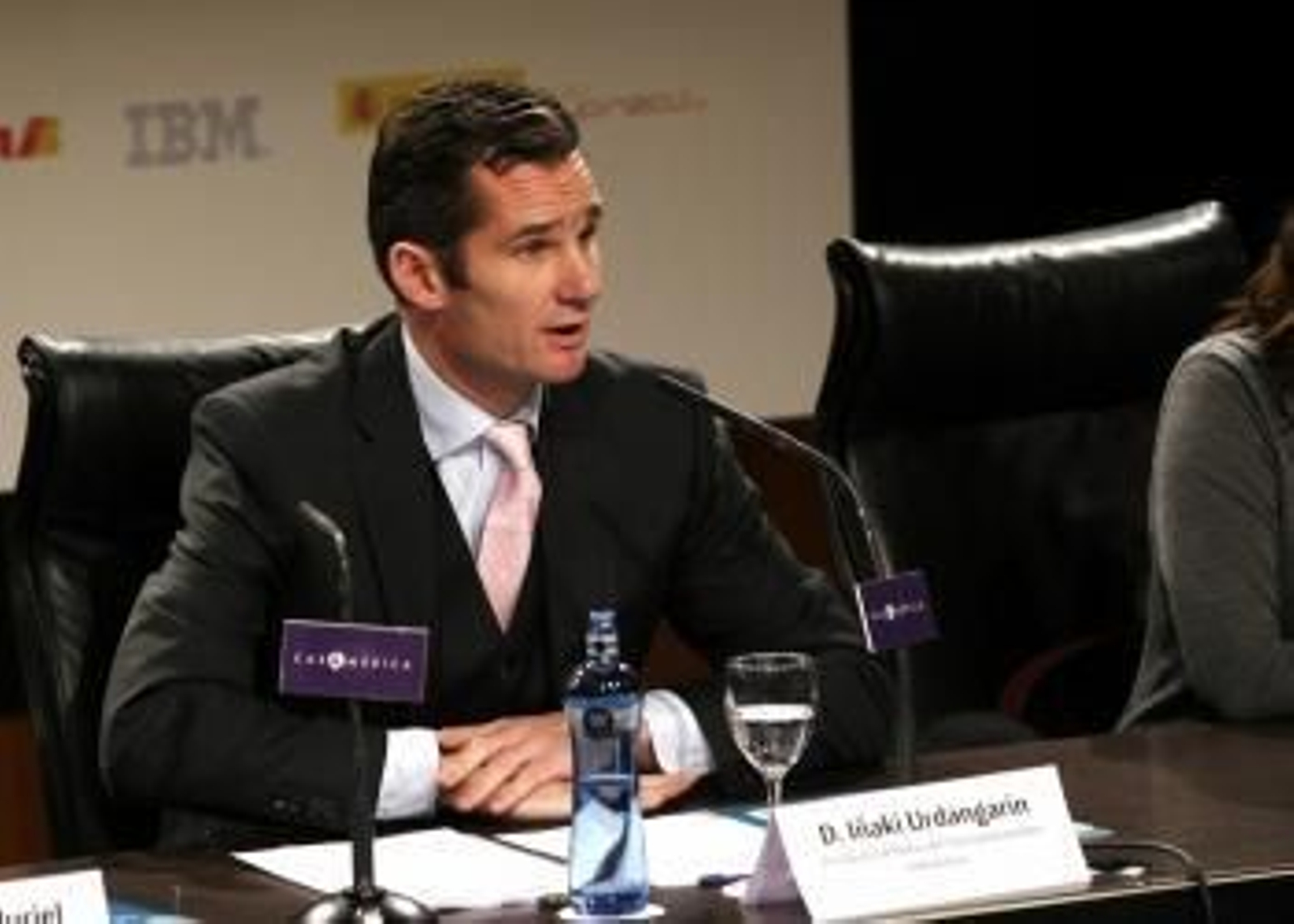 El duque de Palma, Iñaki Urdangarín, ha presentado su renuncia como consejero y miembro del comité de nombramiento, retribución y gobierno corporativo del consejo de administración de la filial brasileña de Telefónica