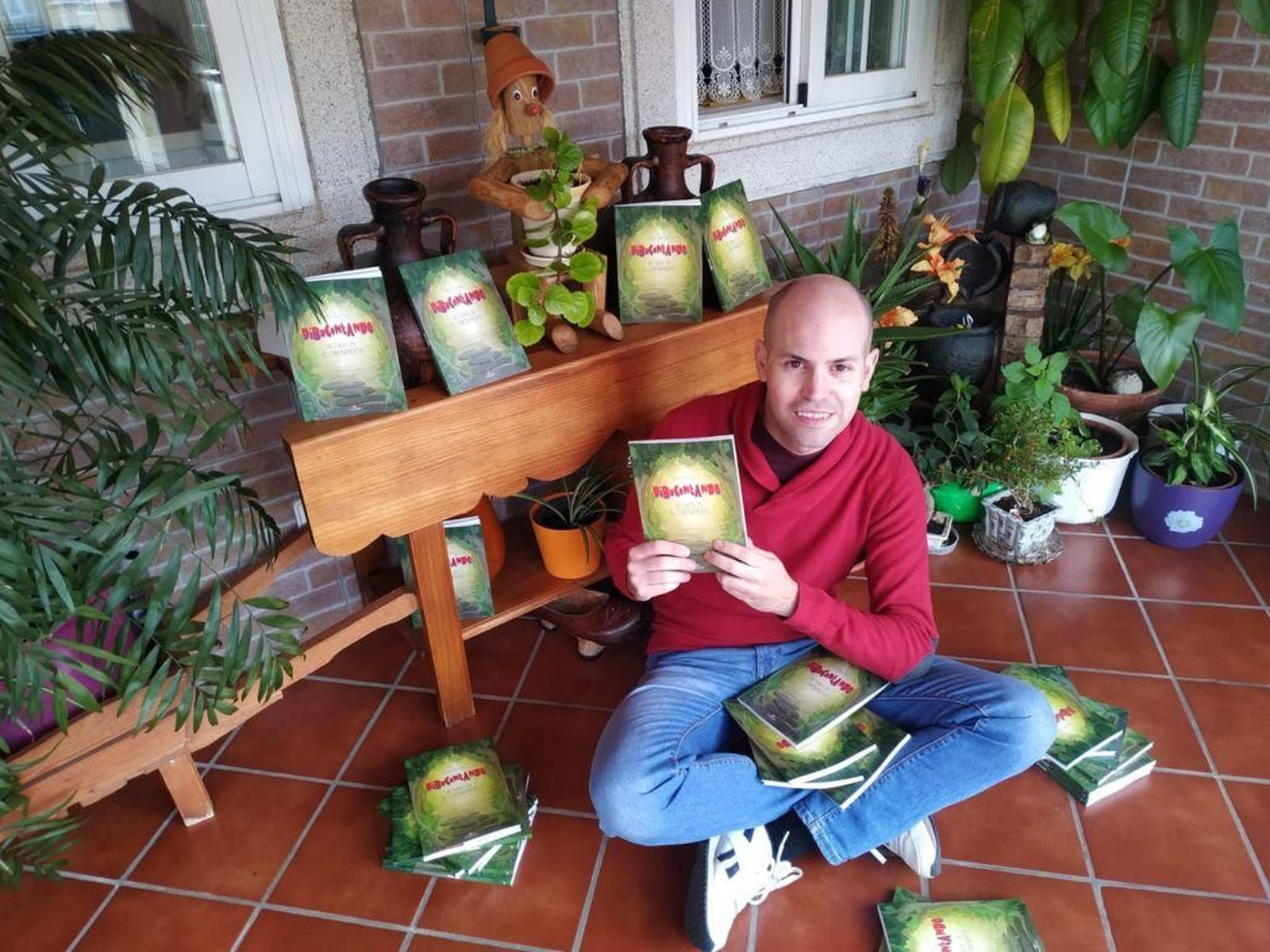 Carlos Sanz, con el libro de dibujos infantiles.