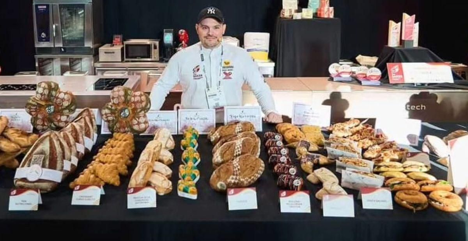 Diego Marín, delante de su mesa de presentación en el concurso disputado en Barcelona.