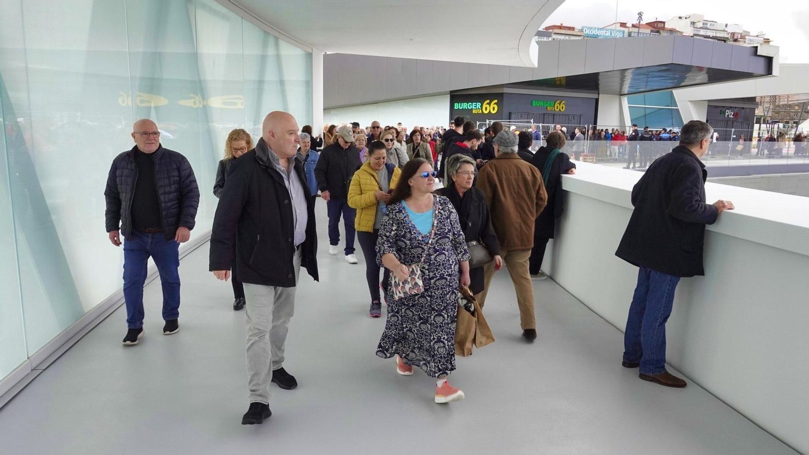 Miles de personas se acercaron el primer día y pasearon por la pasarela.