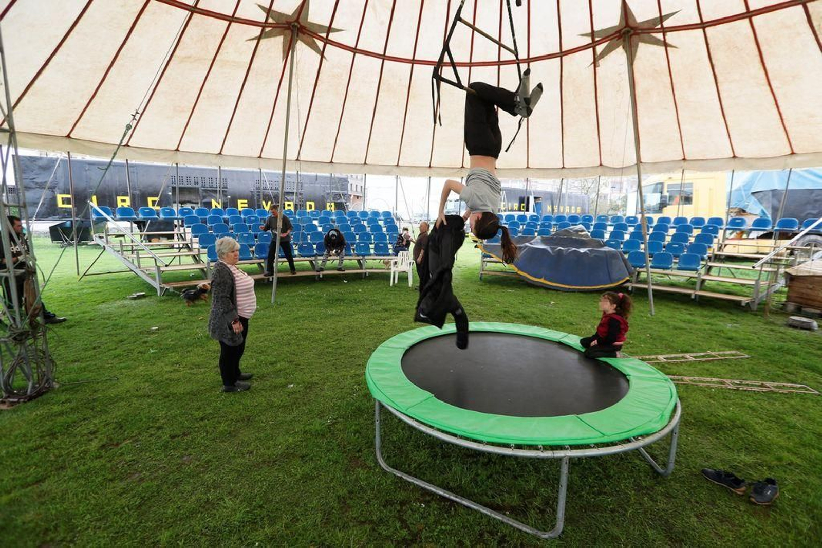 Los ensayos para mantener la forma, una de las actividades de los miembros del circo.
