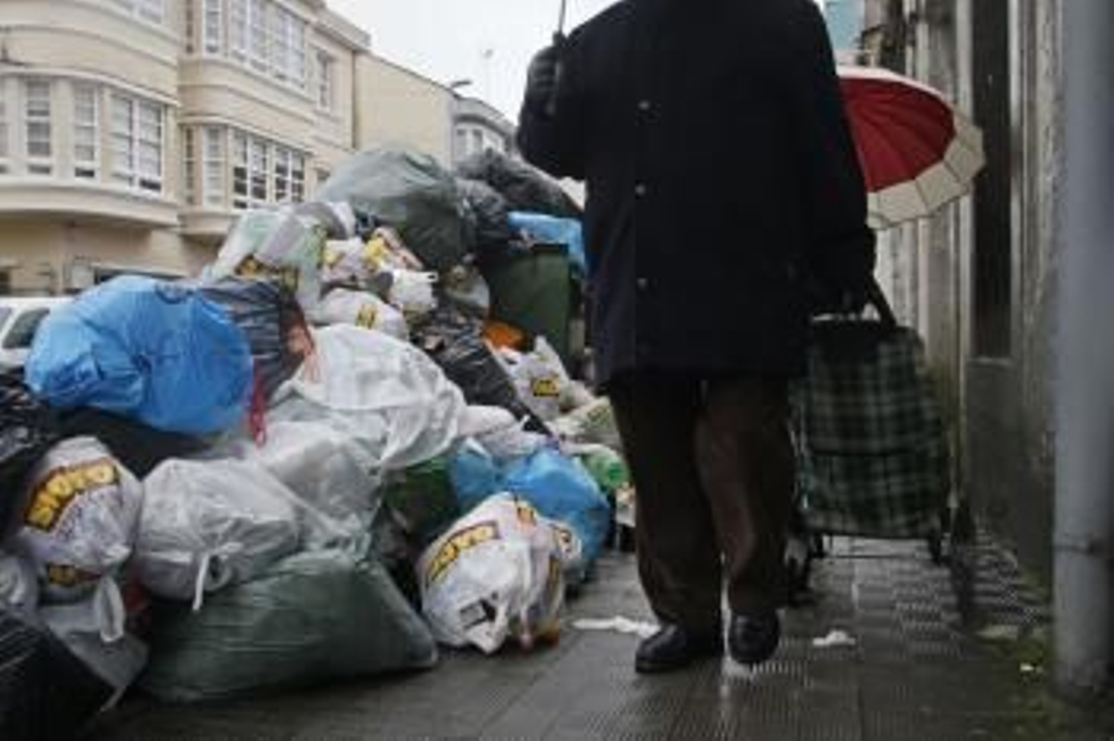 Basura acumulada en las calles de la localidad lucense de Vilalba superadas las dos semanas de huelga de los trabajadores de limpieza.