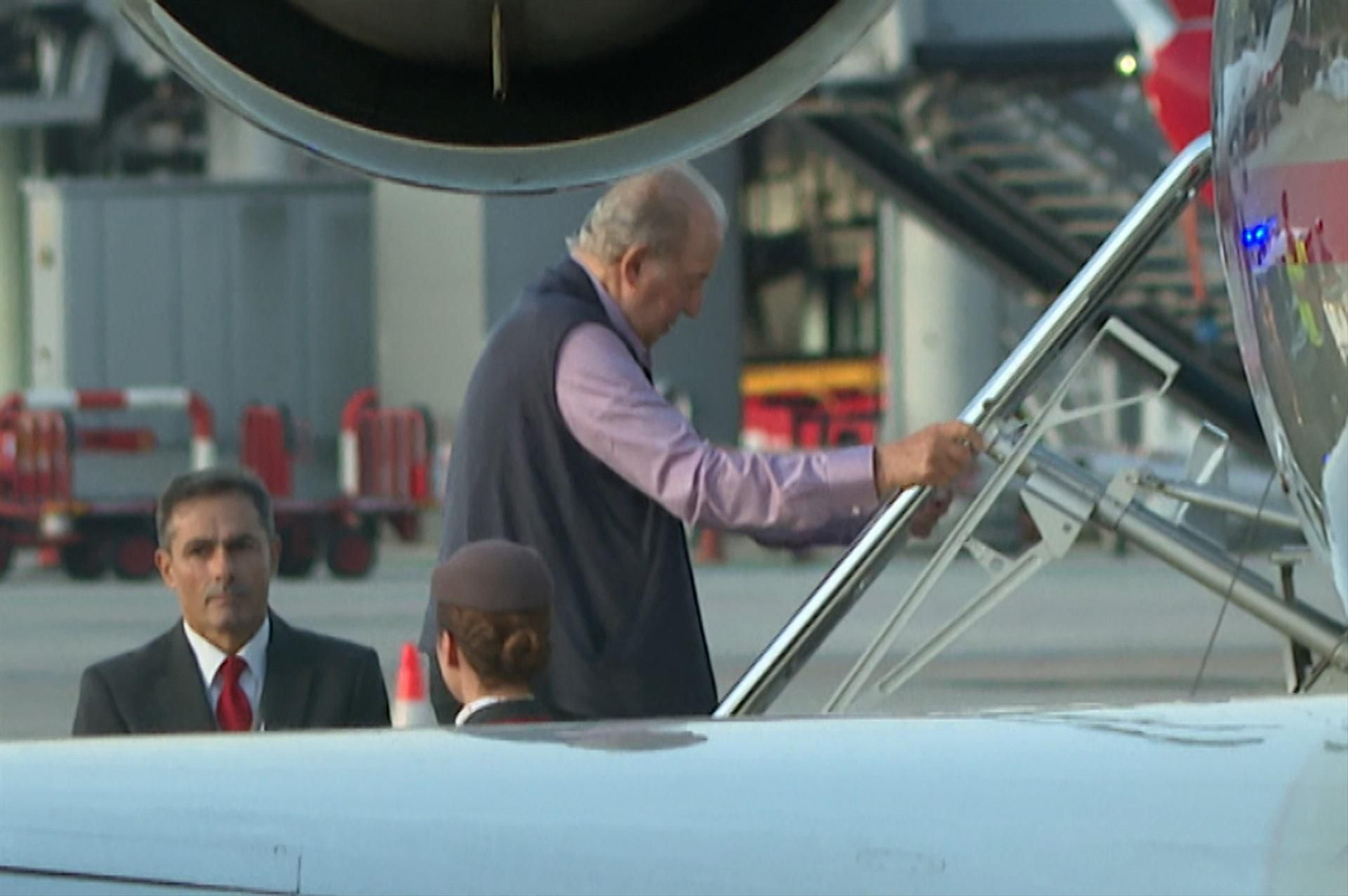 Juan Carlos I subiendo en Vigo al jet privado con destino Niza. // Europa press