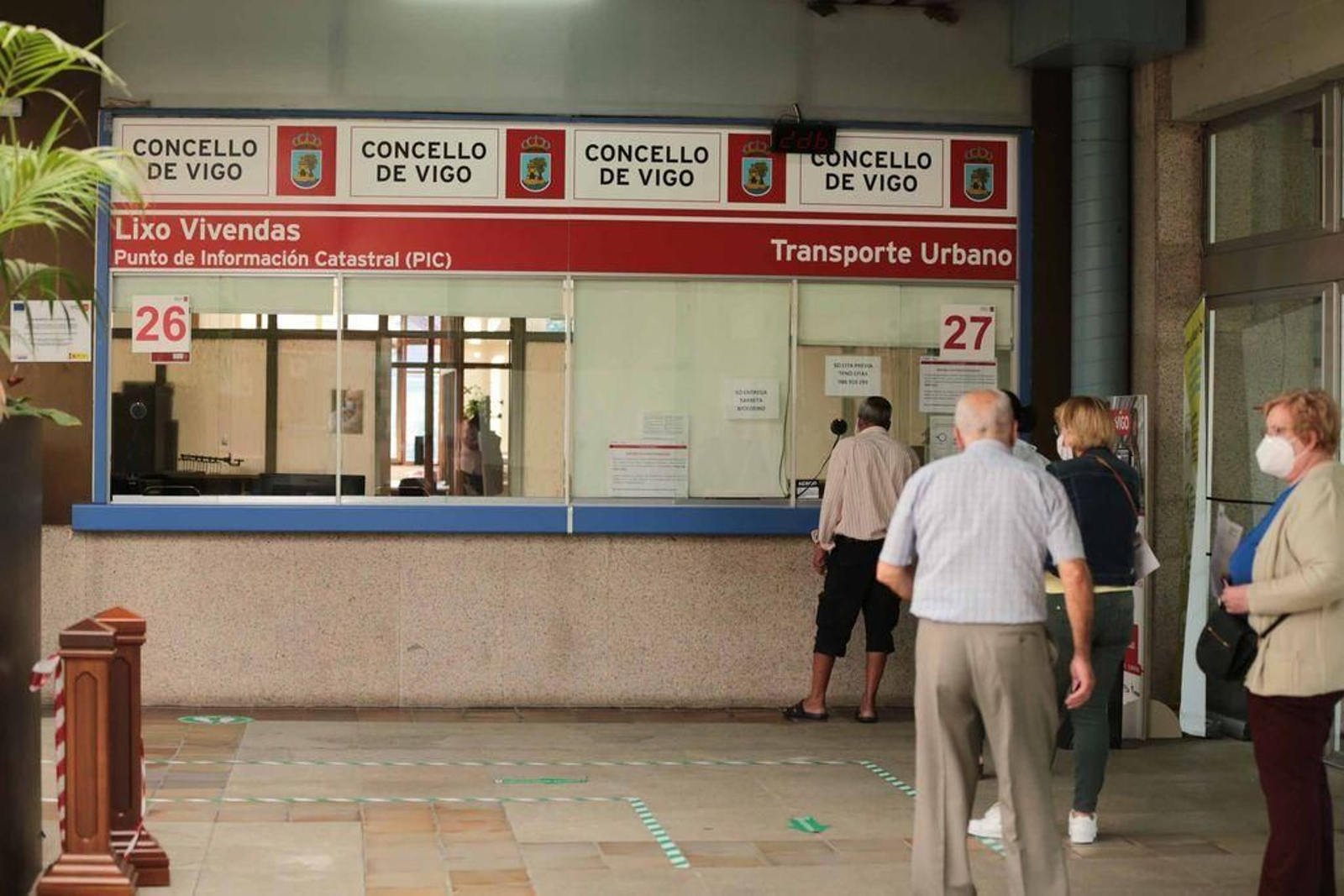 Colas ante la ventanilla del Concello del transporte urbano.
