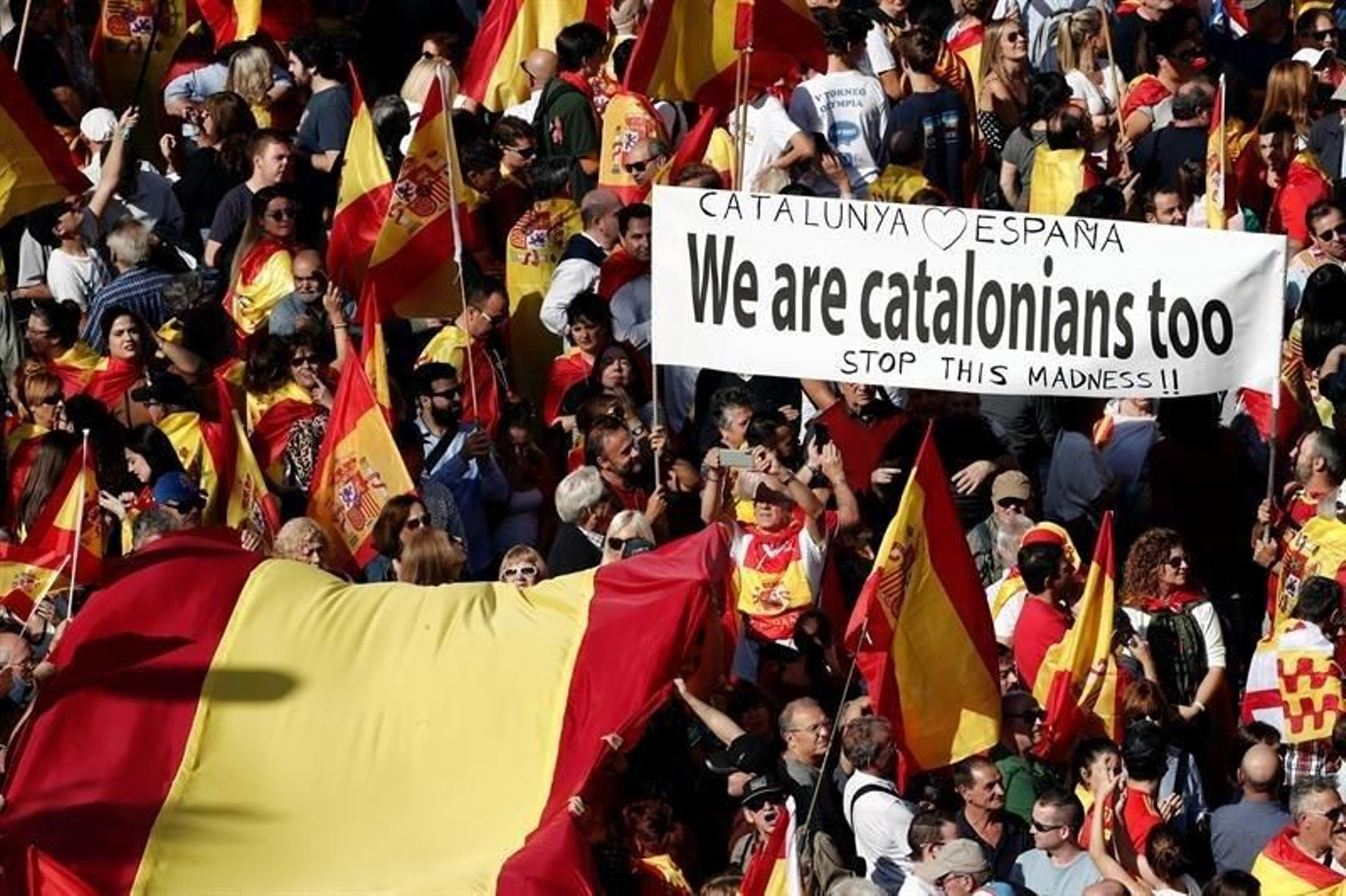 Miles de personas se manifiestan en Barcelona para decir "basta" al procés