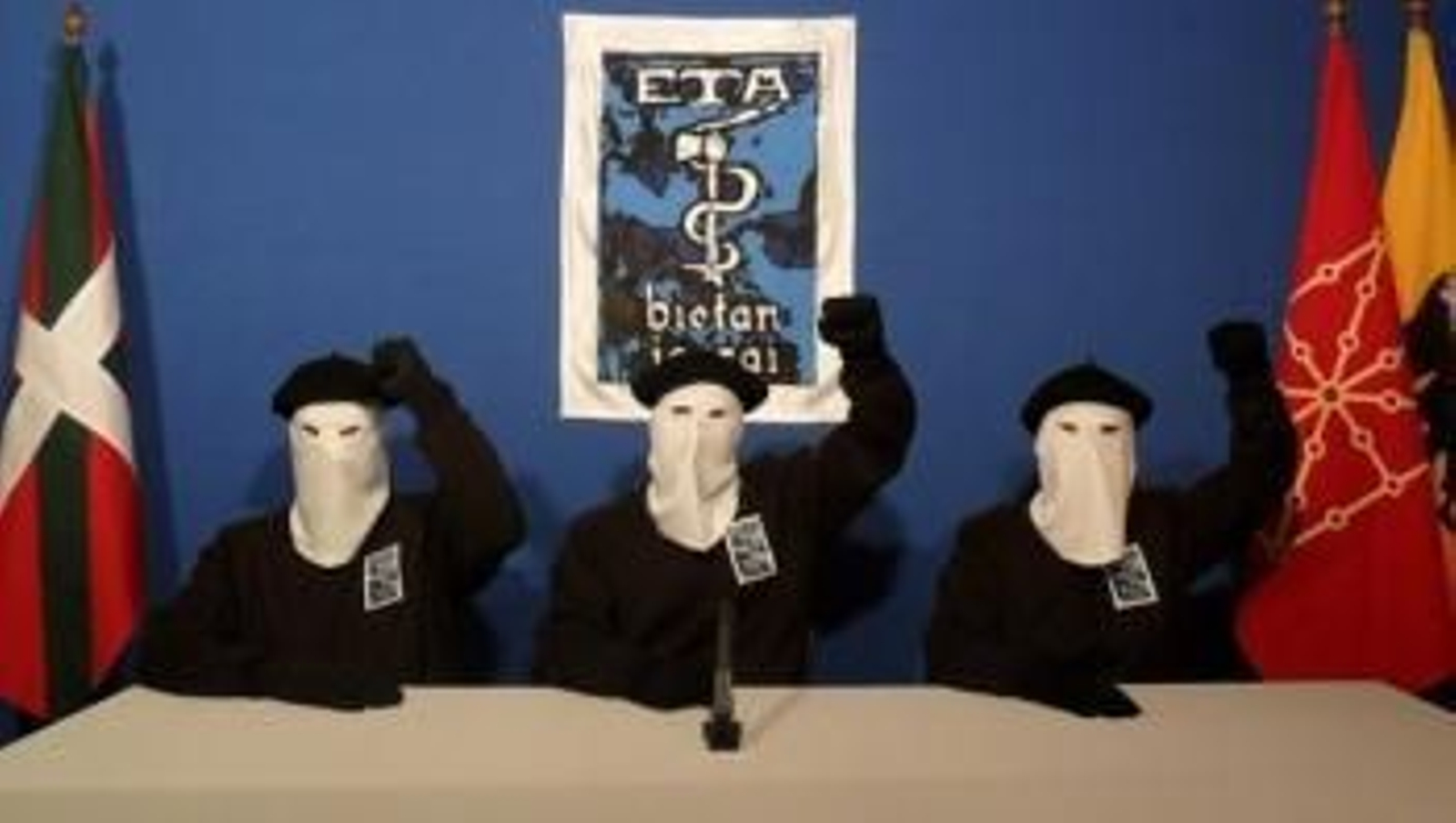 Miembros de ETA que leyeron el comunicado de cese de la lucha armada.