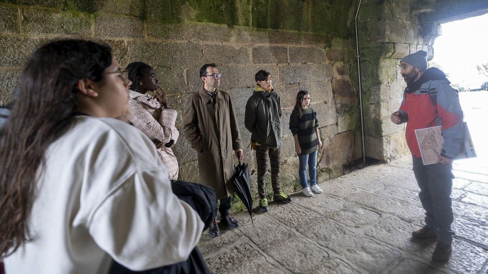 Una de las visitas guiadas ayer por la musealización de la fortaleza.