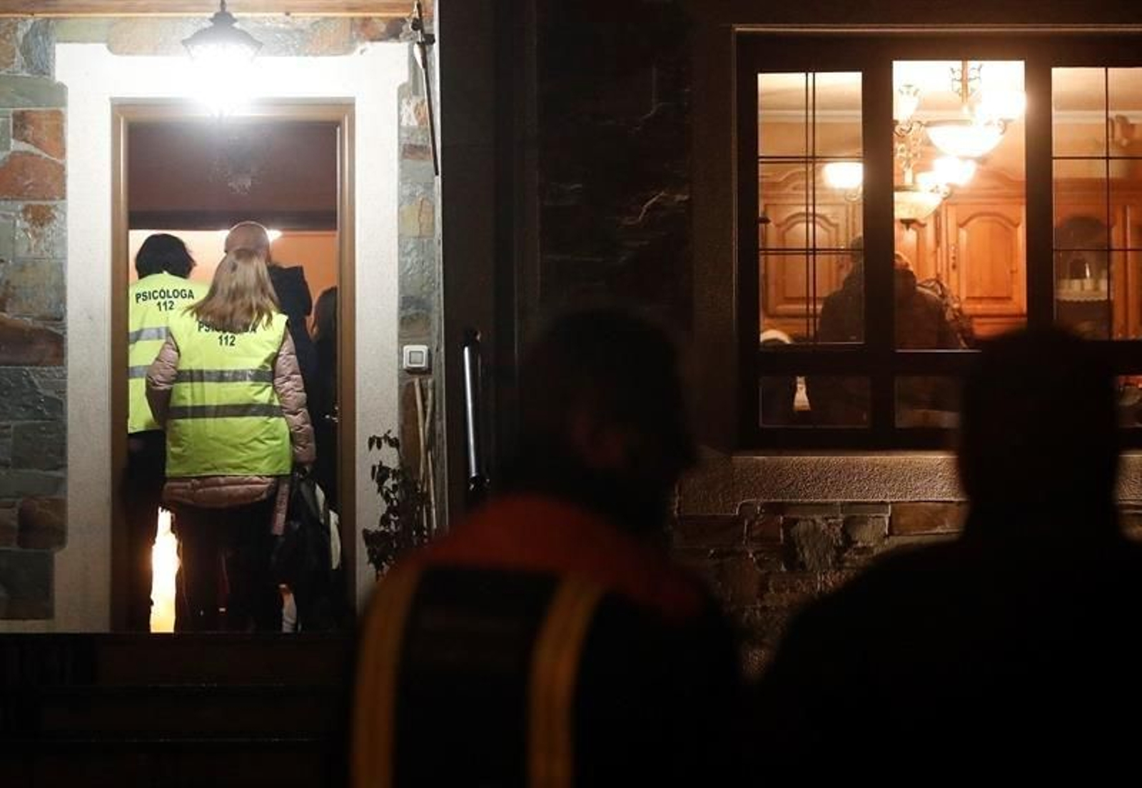 Vista de la vivienda en el municipio coruñés de Curtis en la que tres personas han fallecido este domingo al intoxicarse con monóxido de carbono