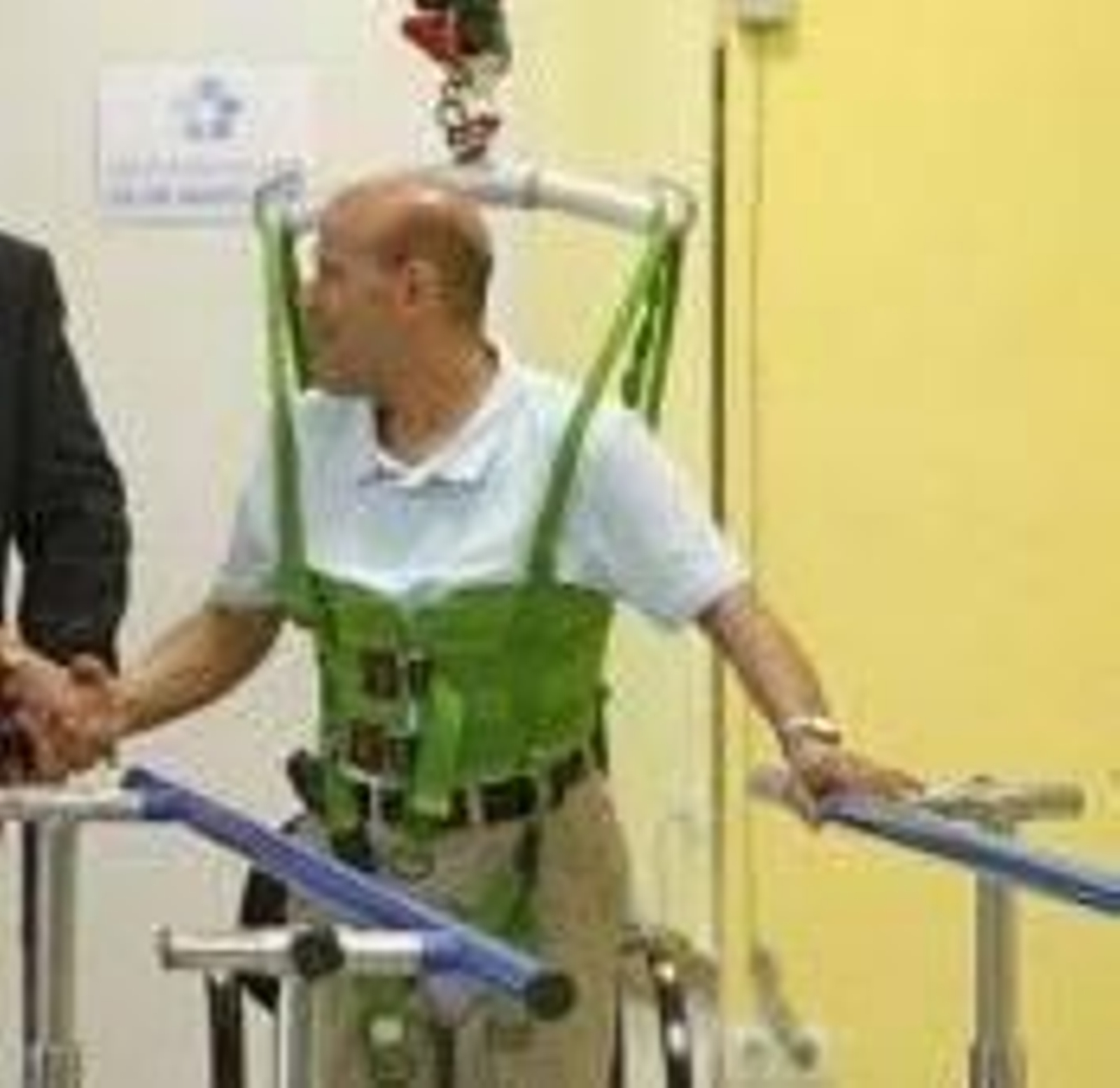 Un enfermo de esclerosis múltiple, realizando ejercicios.