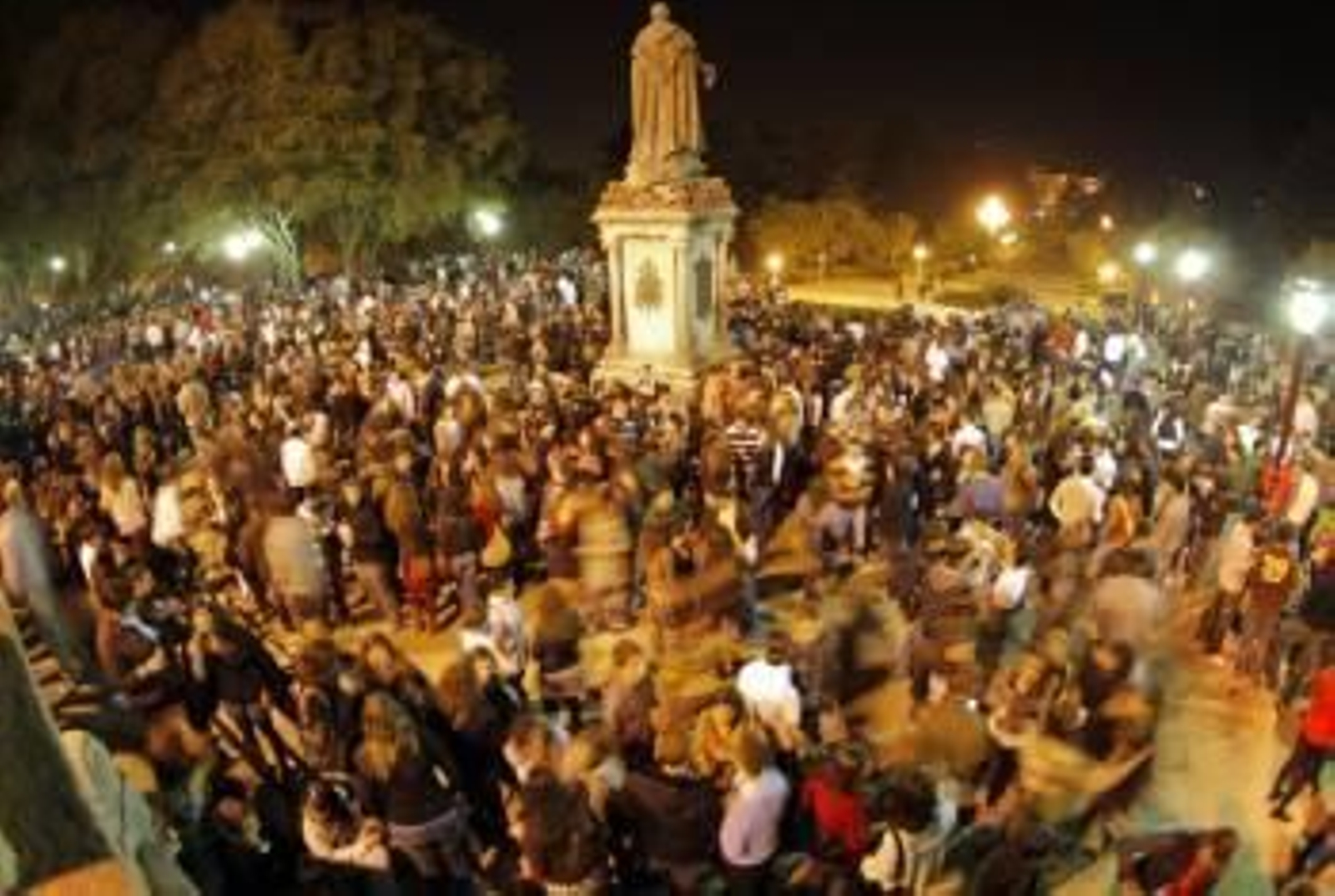 Botellón multitudinario en el campus universitario de Santiago de Compostela. (Foto: ARCHIVO)