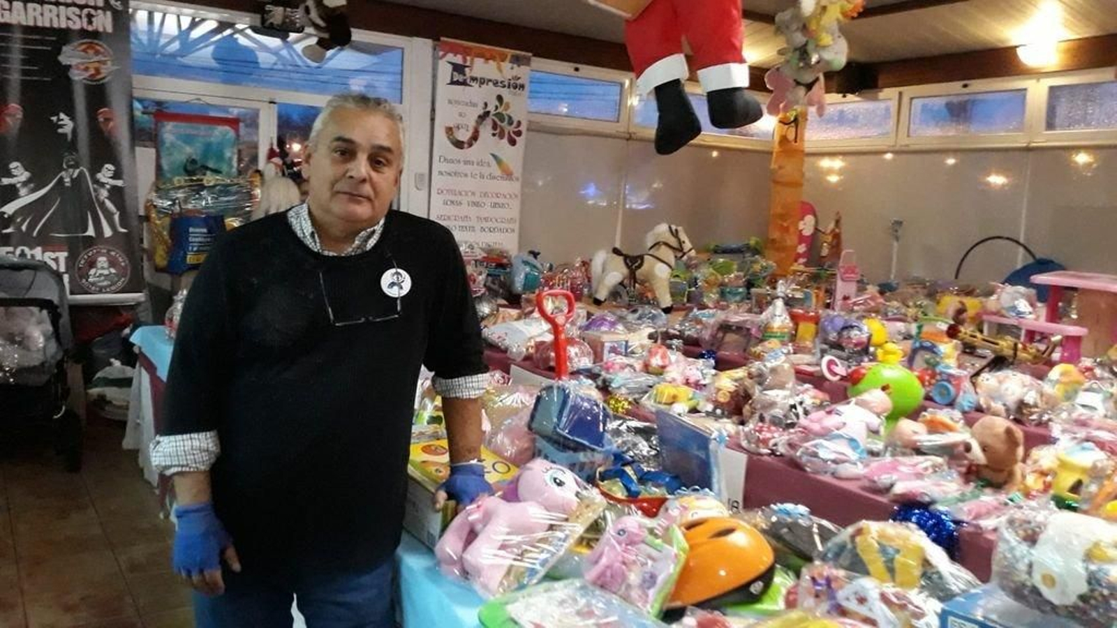Carlos Leiro lleva una década repartiendo juguetes.