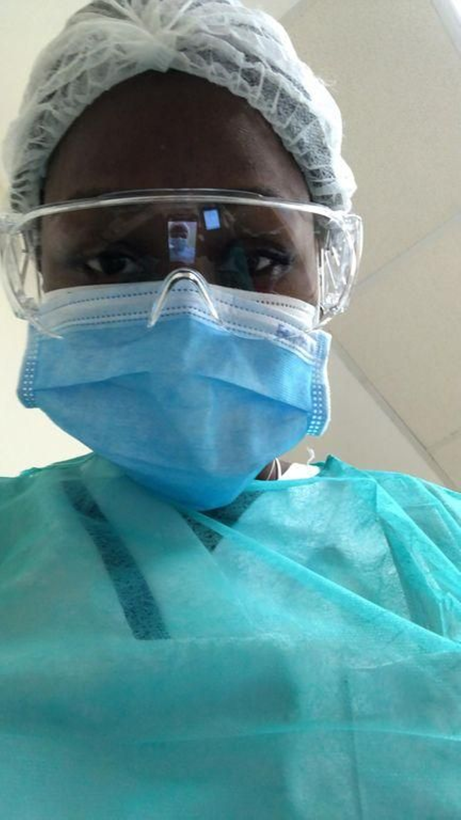 Fátima Suaré compagina el balonmano con la profesión de enfermera.