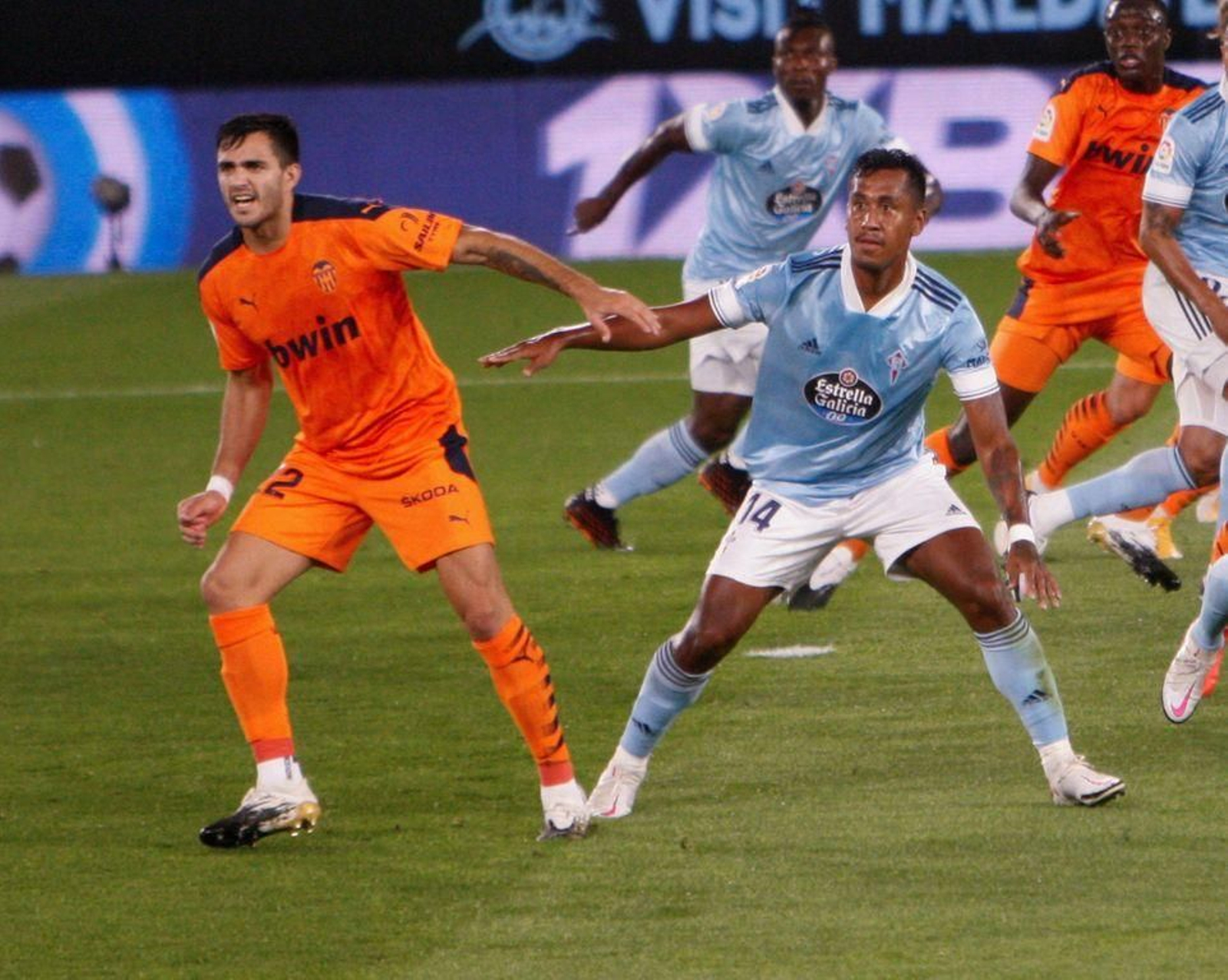 Maxi Gómez, autor del gol del Valencia, y Renato Tapia, en un momento del partido disputado ayer en Balaídos.