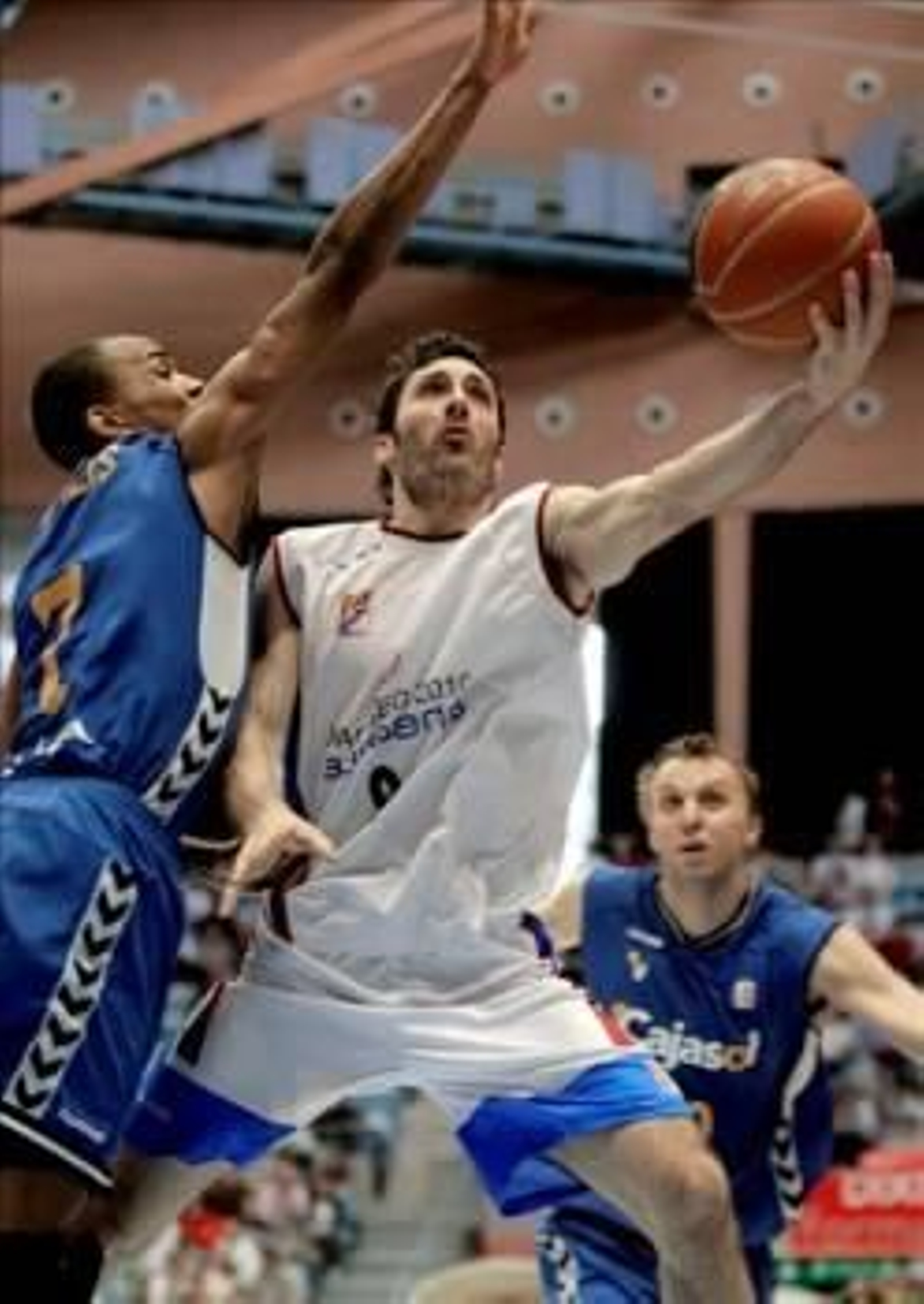 Tyrone Ellis intenta taponar a Javier Bulfoni. (Foto: LAVANDEIRA JR.)