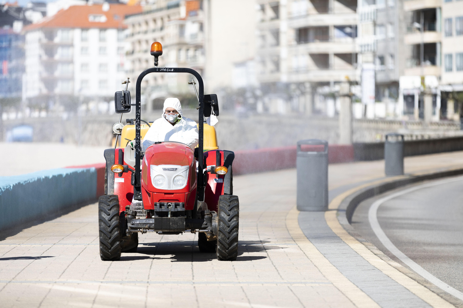 TRACTORES AGRÍCOLAS DESINFECTAN SANXENXO