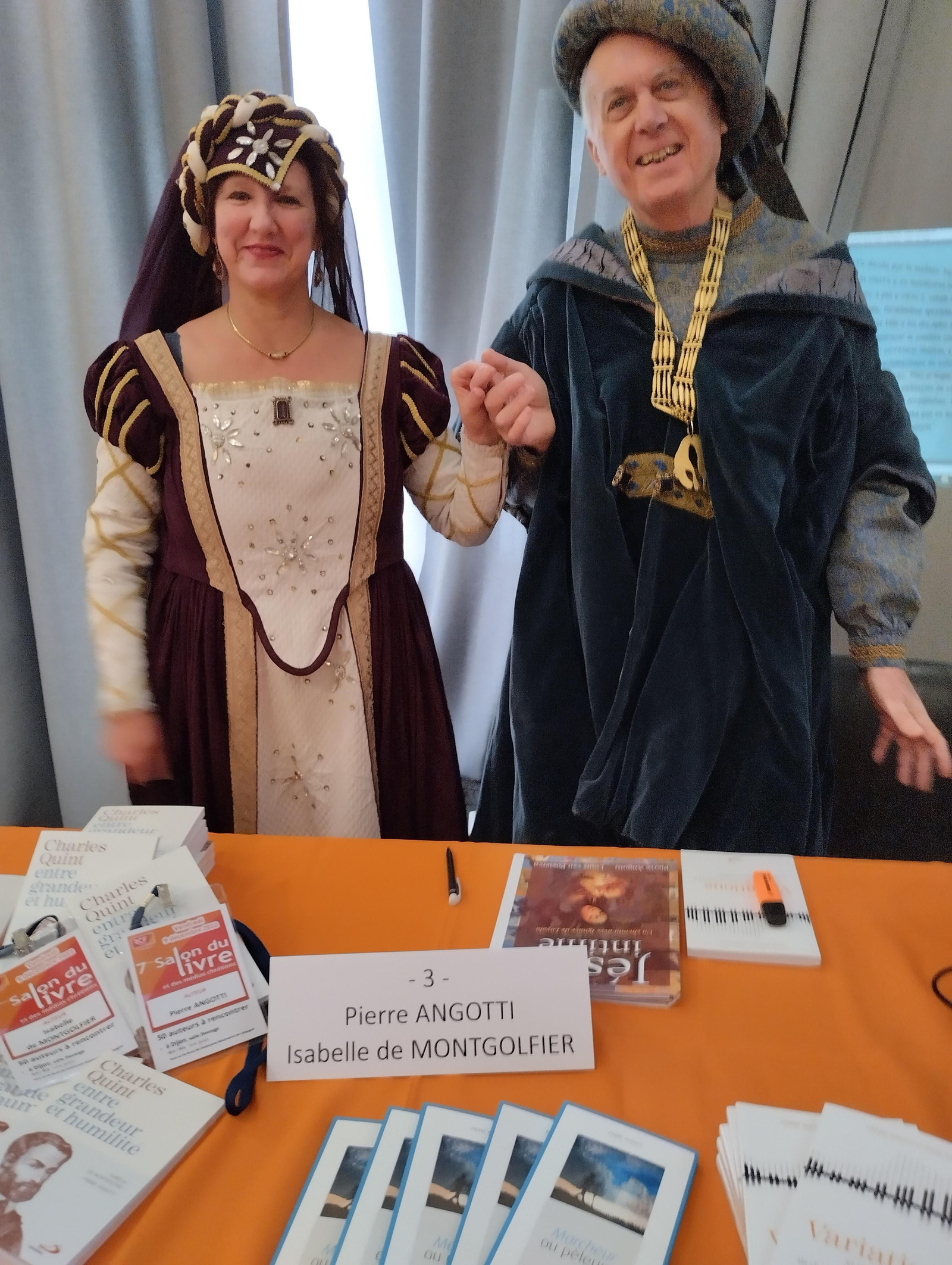 Isabelle de Mongolfier y Pierre Angotti en la presentación de su libro en Francia