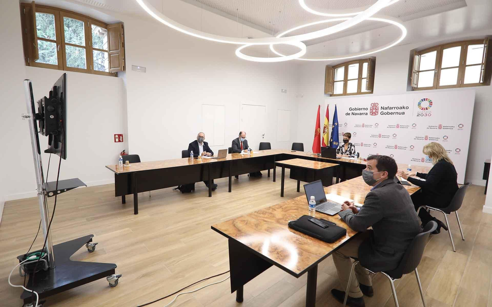 Vista general de la sala: de izda. a dcha. los consejeros Juan Cruz Cigudosa y Manu Ayerdi, la Presidenta María Chivite, la consejera Ana Ollo, y el director general Mikel Irujo