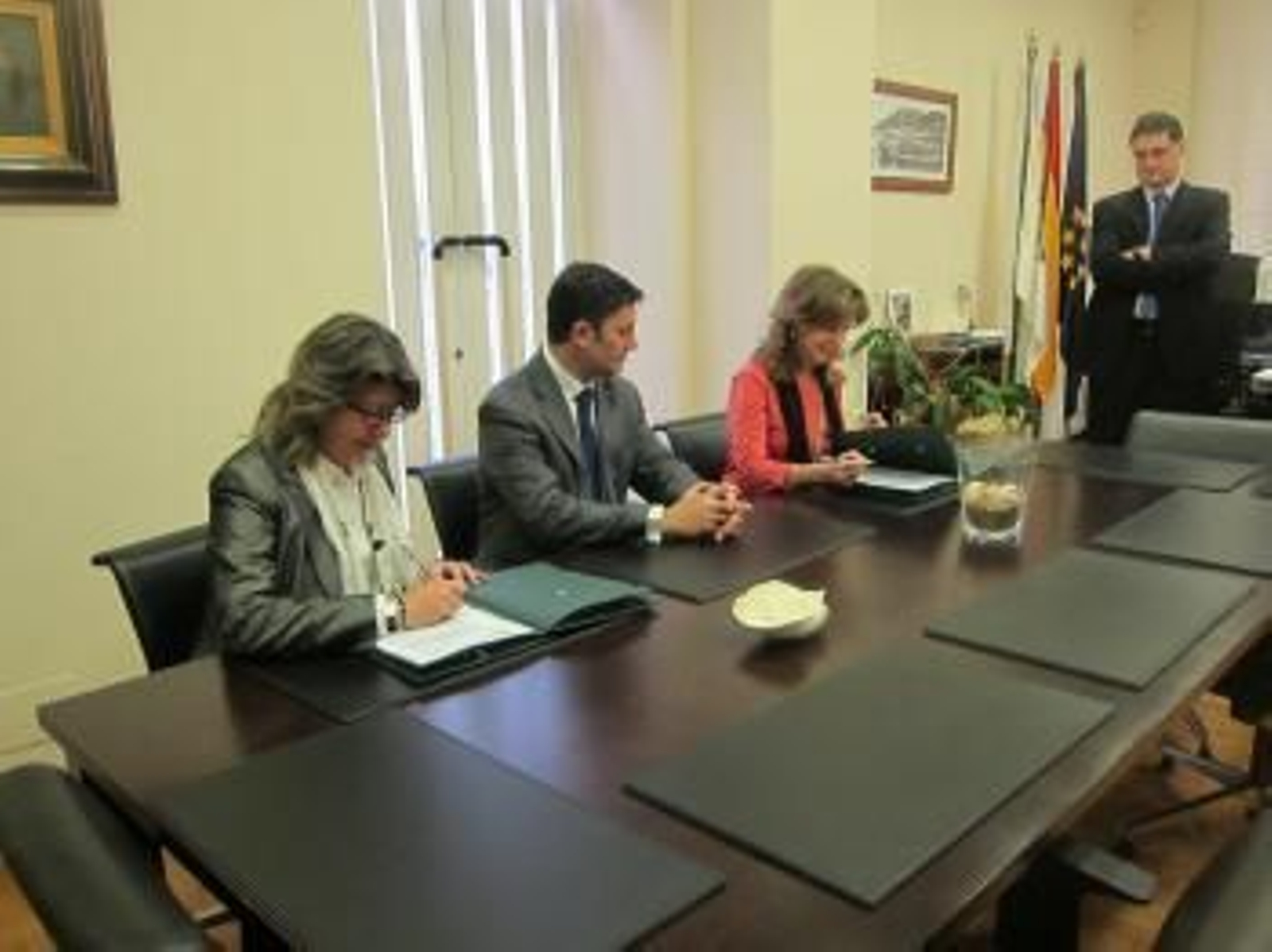 Firma del convenio sobre gestión de fincas con vocación agraria.