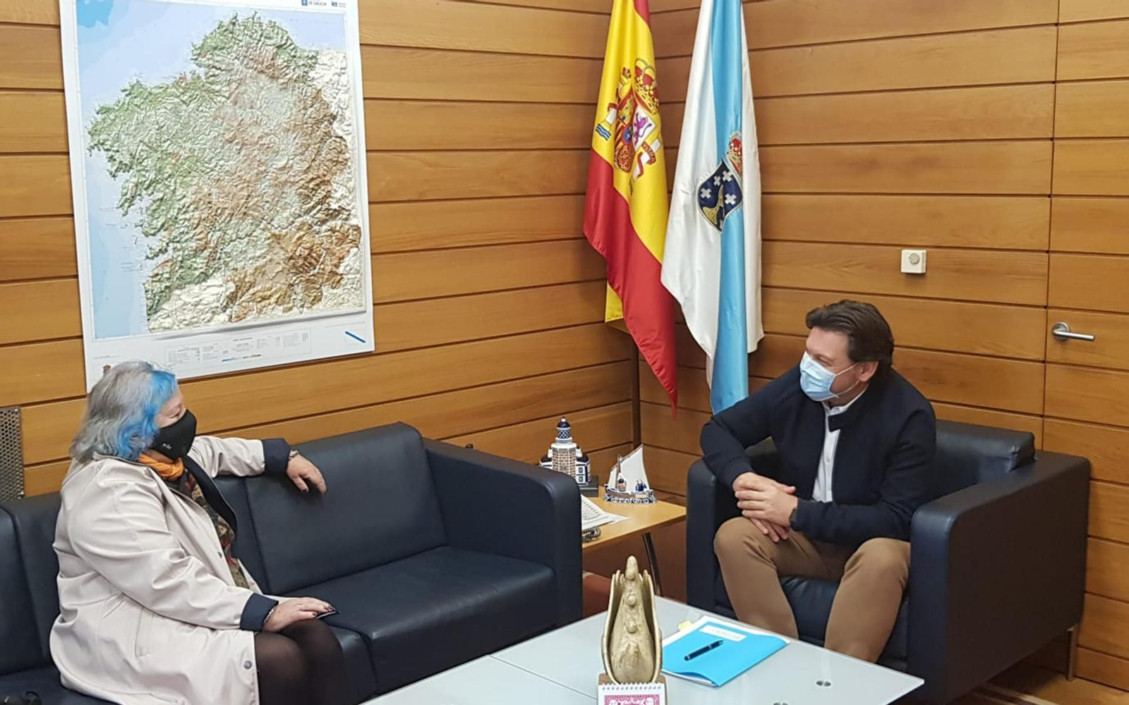 Miranda y López, durante la reunión en la sede de Emigración en Santiago de Compostela