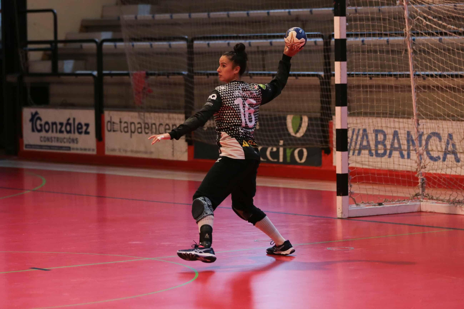 La guardameta Estela Carrera da un pase largo.