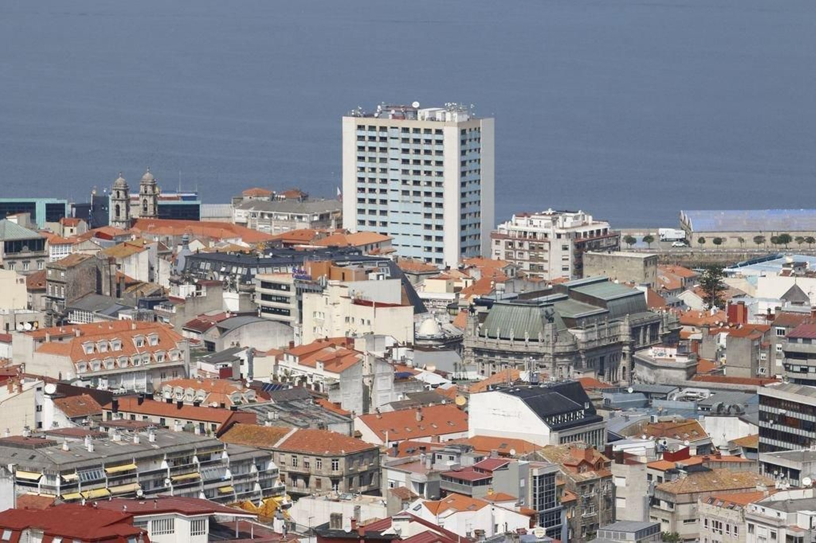 La inconfundible silueta del hotel Bahía.