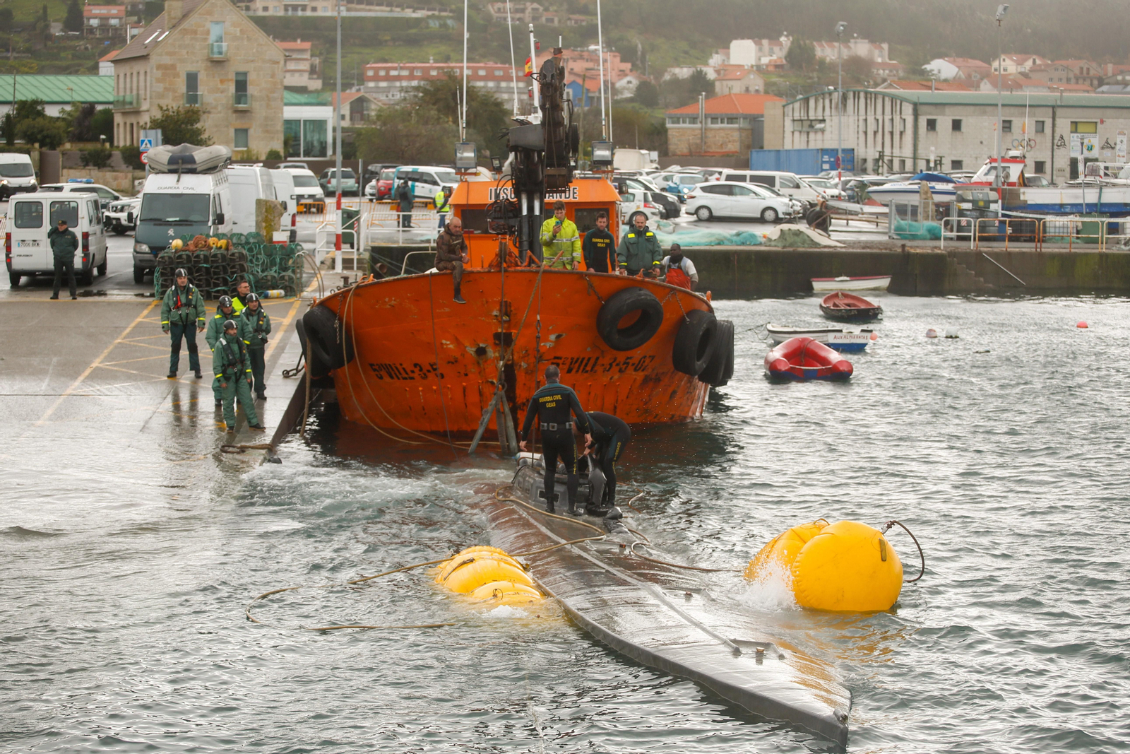 El operativo para sacar el narcosubmarino del agua se alargó durante toda la jornada de ayer con la intervención de varias grúas.