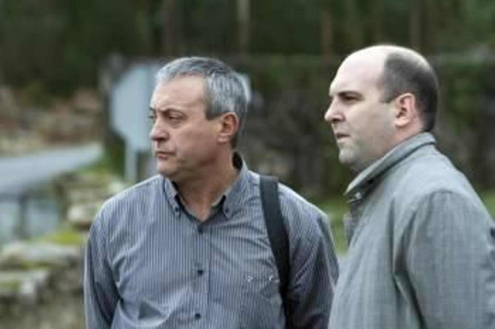 Ramiro Villaverde (i), imputado en el caso de la desaparición de María José Arcos el 15 de agosto de 1996, charla con su abogado Iván Nuñez (Foto: EFE)