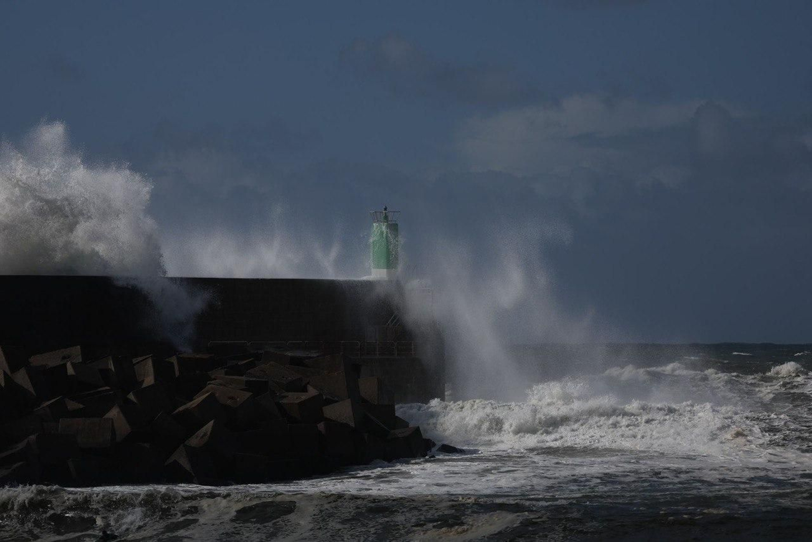 El espigón de A Guarda cubierto por el mar.