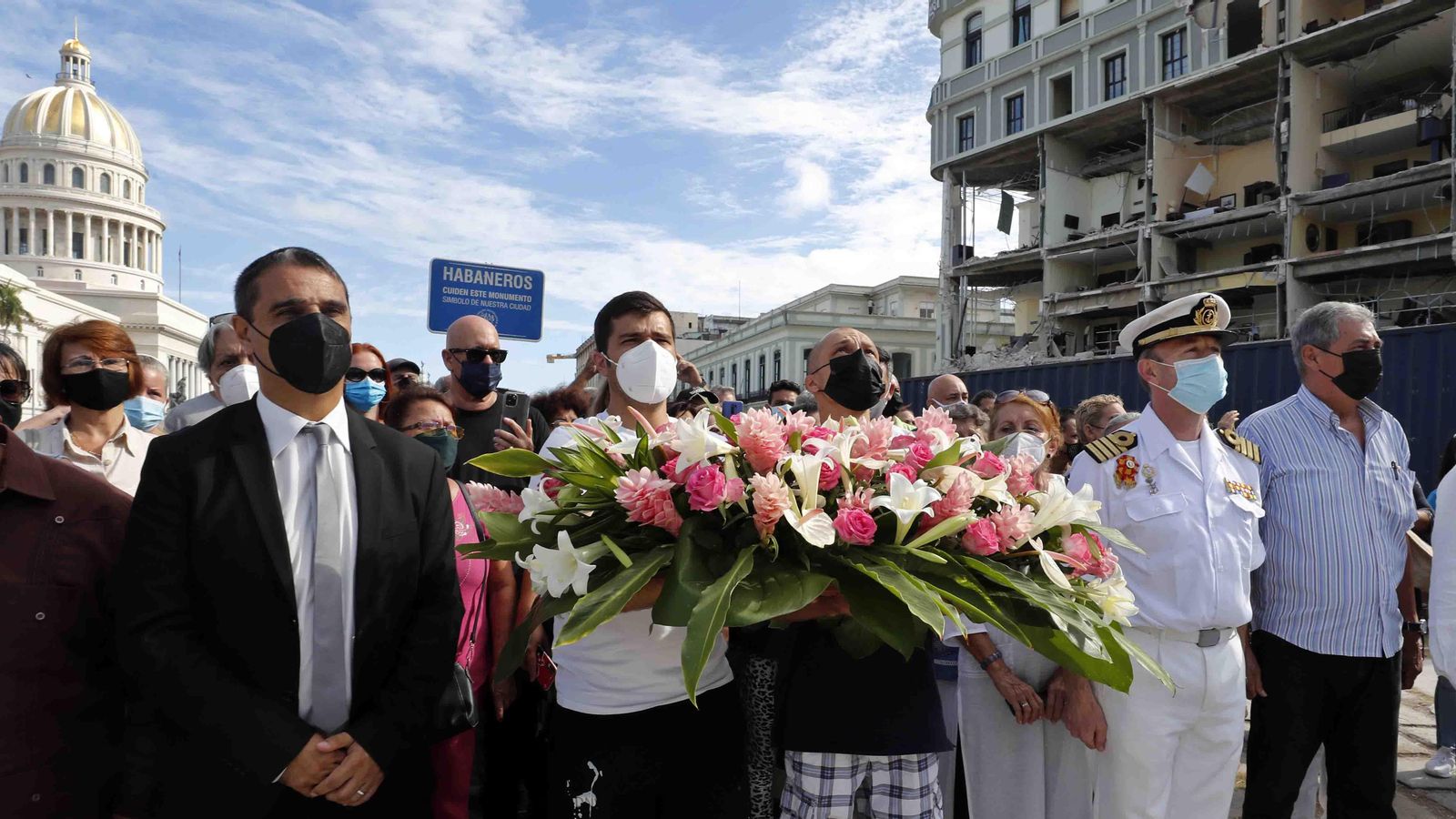 El embajador de España en Cuba, Ángel Martín Peccis (i), el capitán de navío Manuel García Ruiz (2-d), y representantes de las diferentes sociedades españolas en Cuba, colocan una ofrenda frente al Hotel Saratoga. EFE/Ernesto Mastrascusa