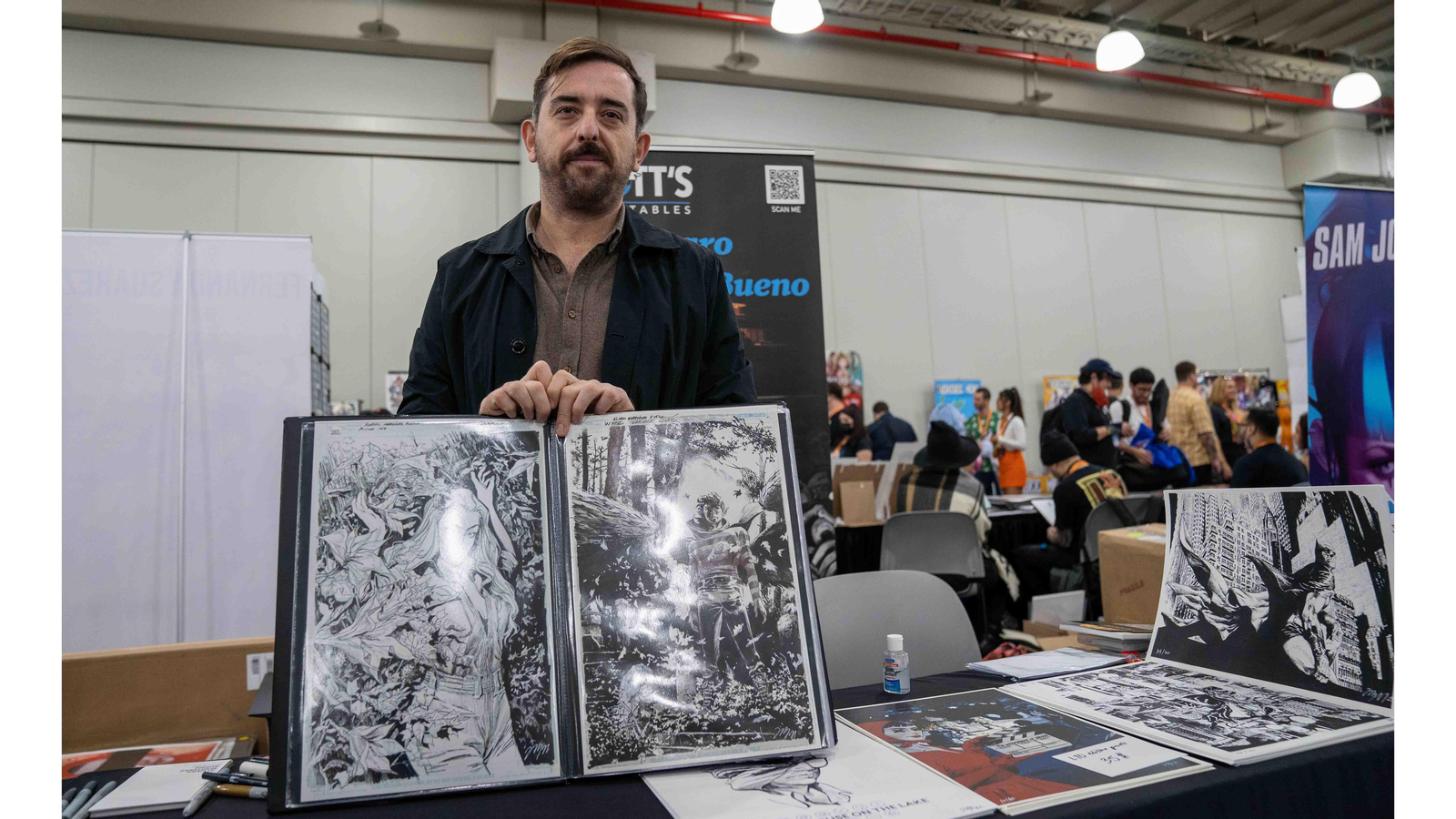 El caricaturista español Álvaro Martínez Bueno posa en la Comic Con de Nueva York. EFE/ Ángel Colmenares