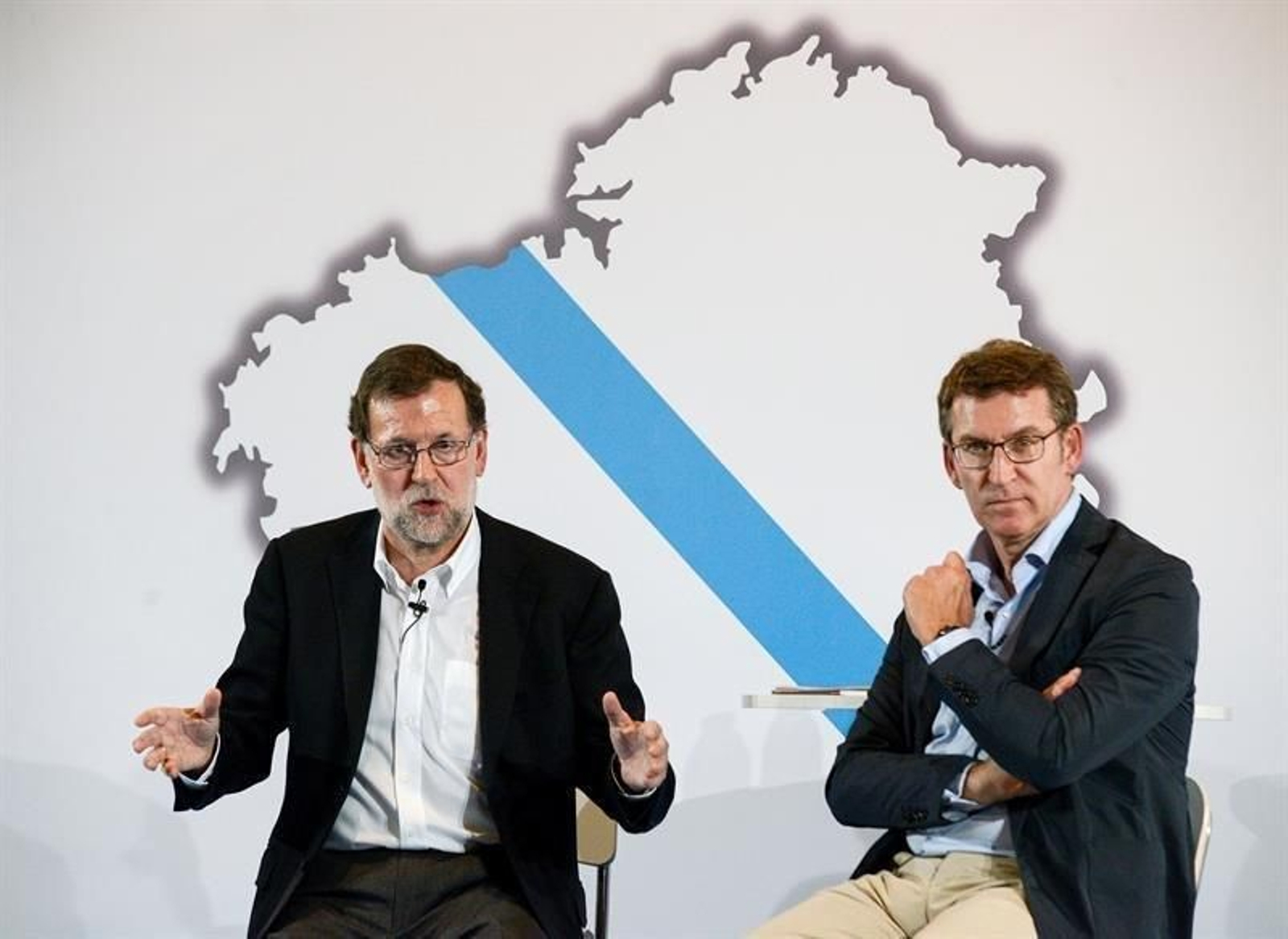 El presidente del Gobierno en funciones y líder del PP, Mariano Rajoy (c), acompañado por el presidente de la Xunta, Alberto Núñez Feijóo (d). (BRAIS LORENZO)