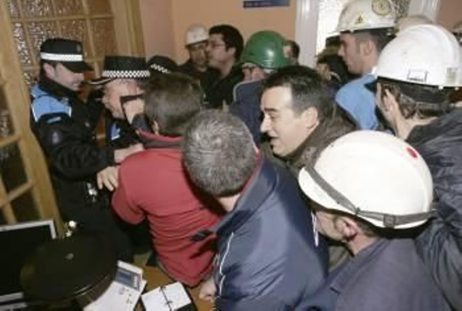 La policia impide el paso de los manifestantes a la Alcaldía. (Foto: KIKO)