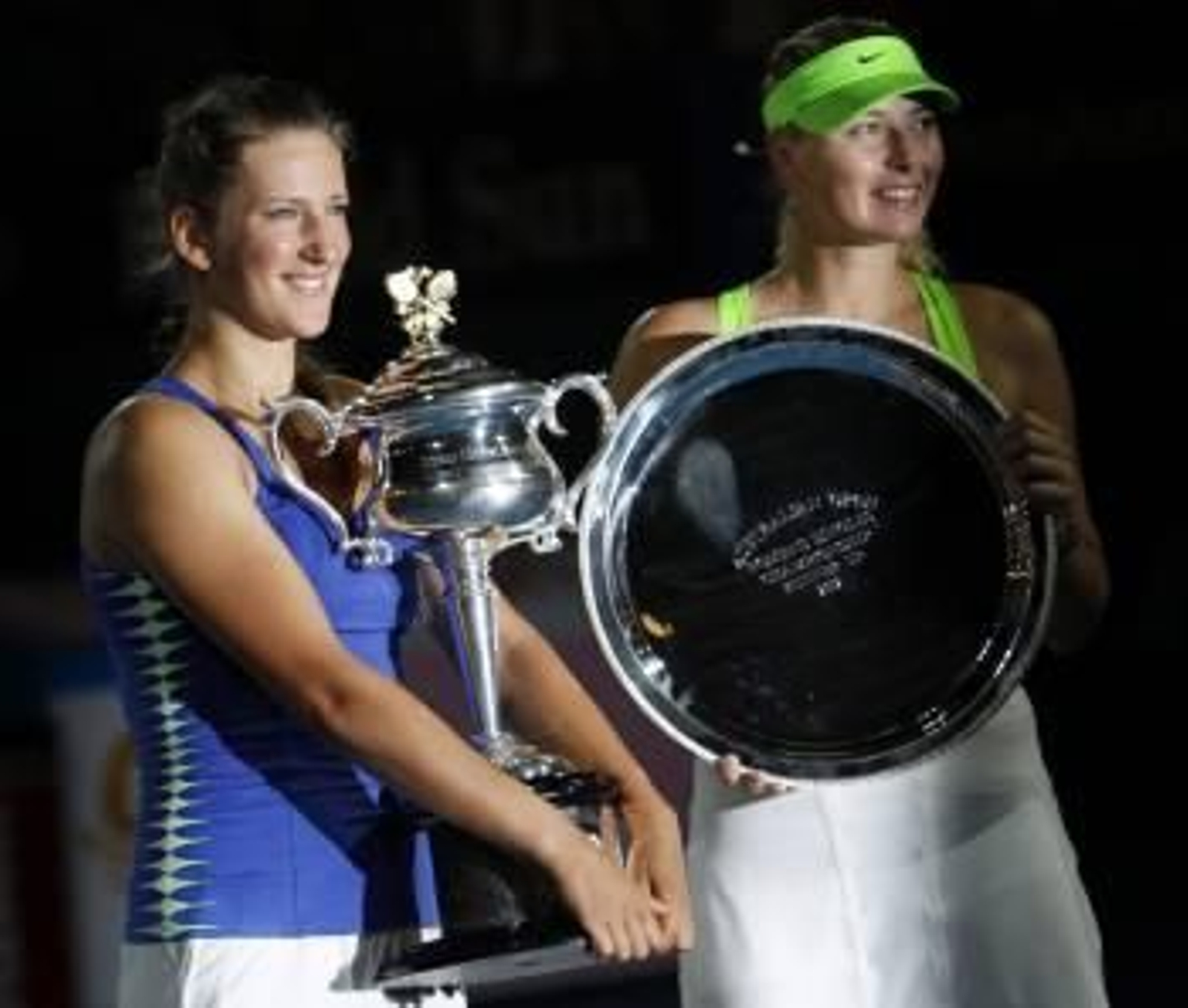 La tenista bielorrusa Victoria Azarenka (i) y la rusa Maria Sharapova (d) posan con sus trofeos tras la final feminina del Abierto de Australia  (Foto: EFE)