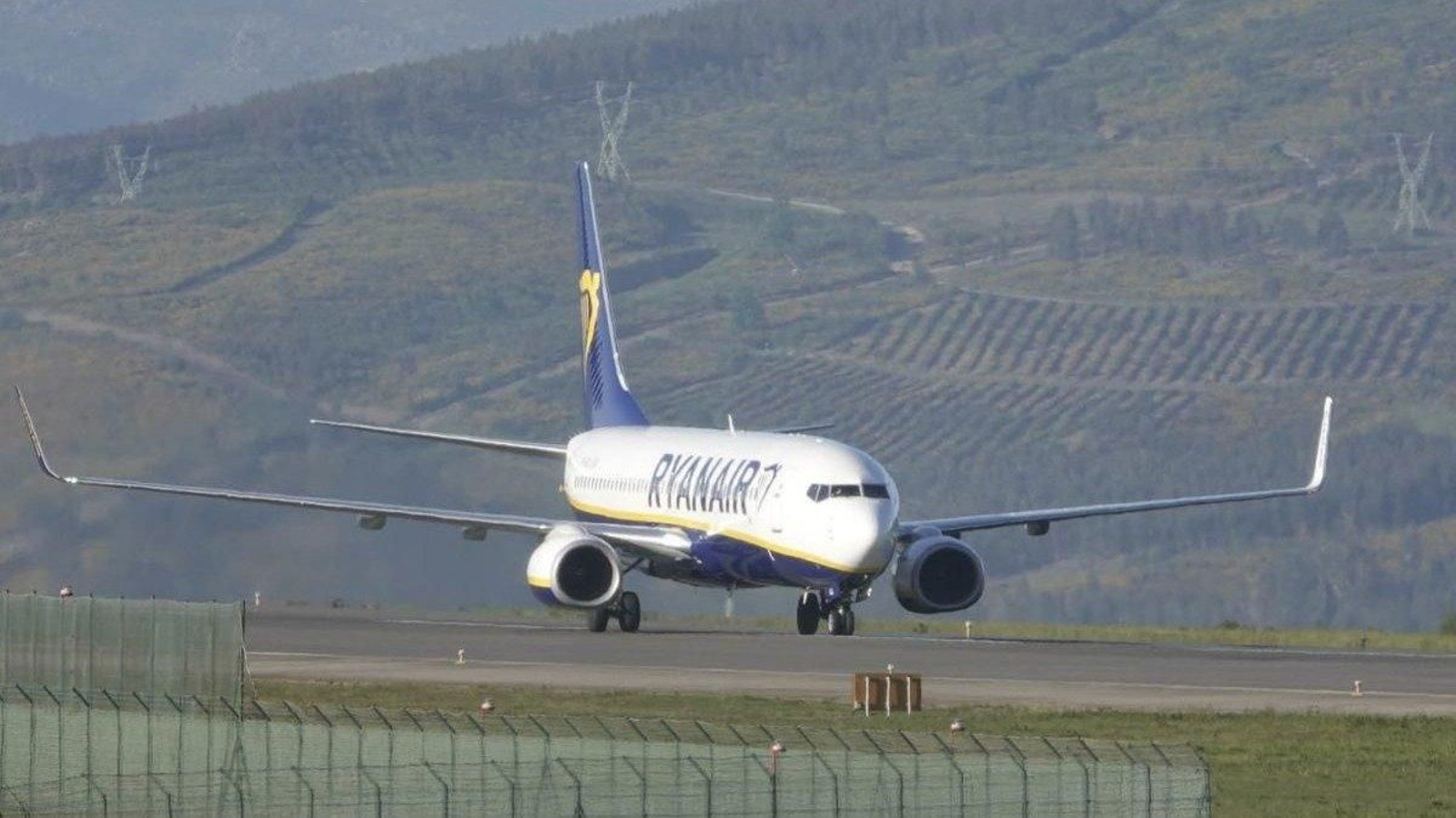Un avión de Ryanair, compañía que opera el Vigo-Londres, aterriza en Peinador.