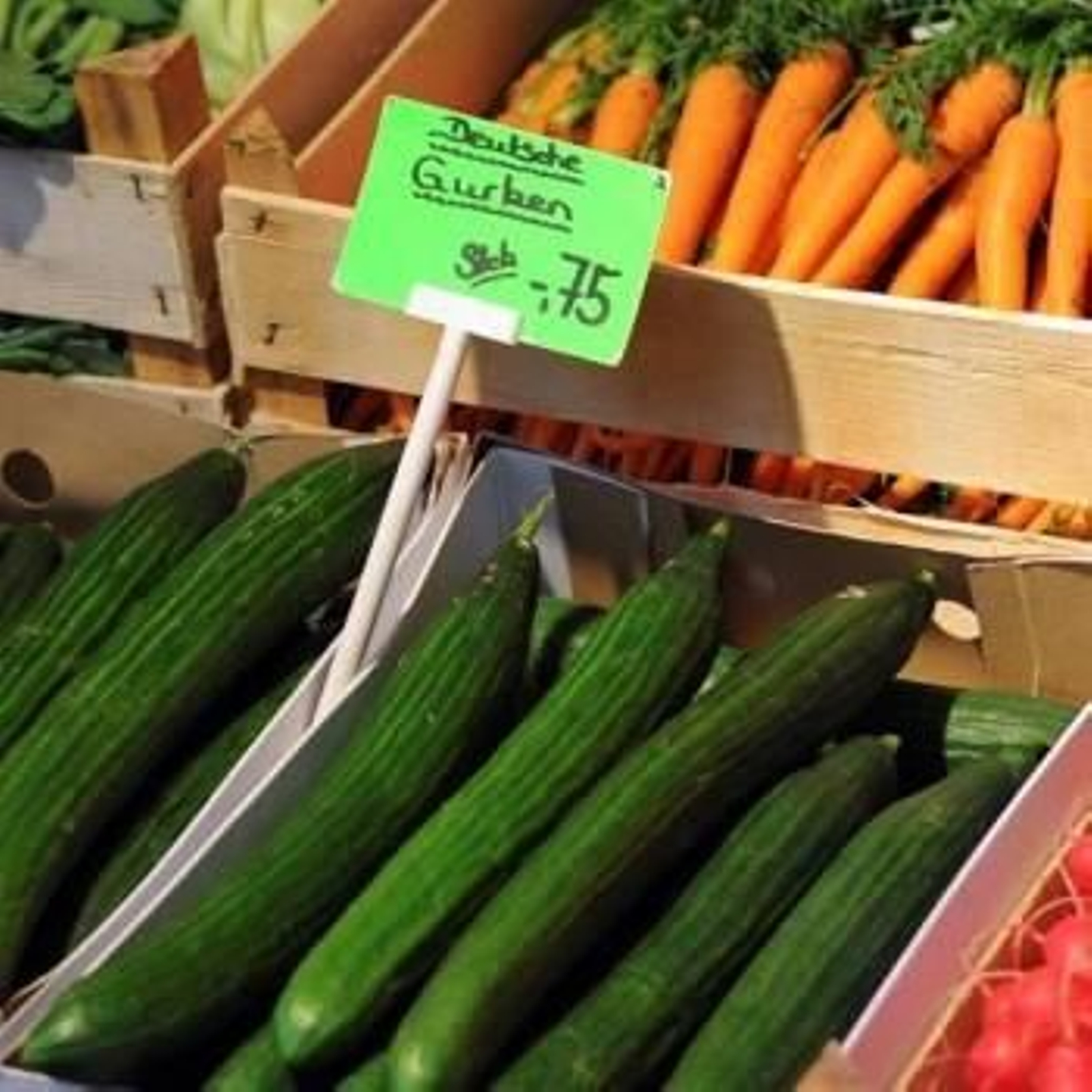Pepinos a la venta en un puesto de verduras de un mercado en Berlín. Foto: EFE