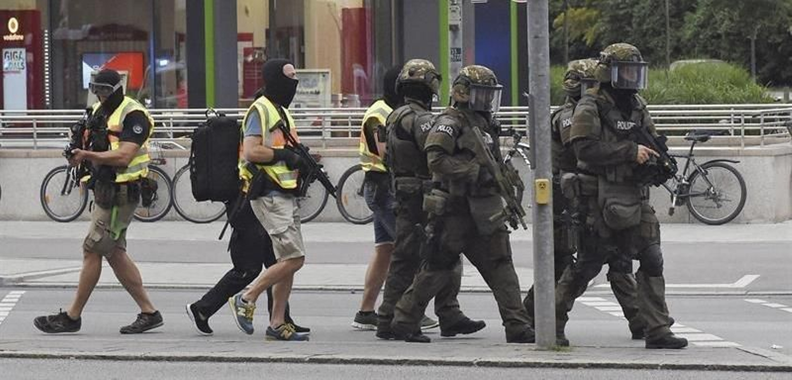 Policías de las Fuerzas Especiales se aproximan a lugar del tiroteo
