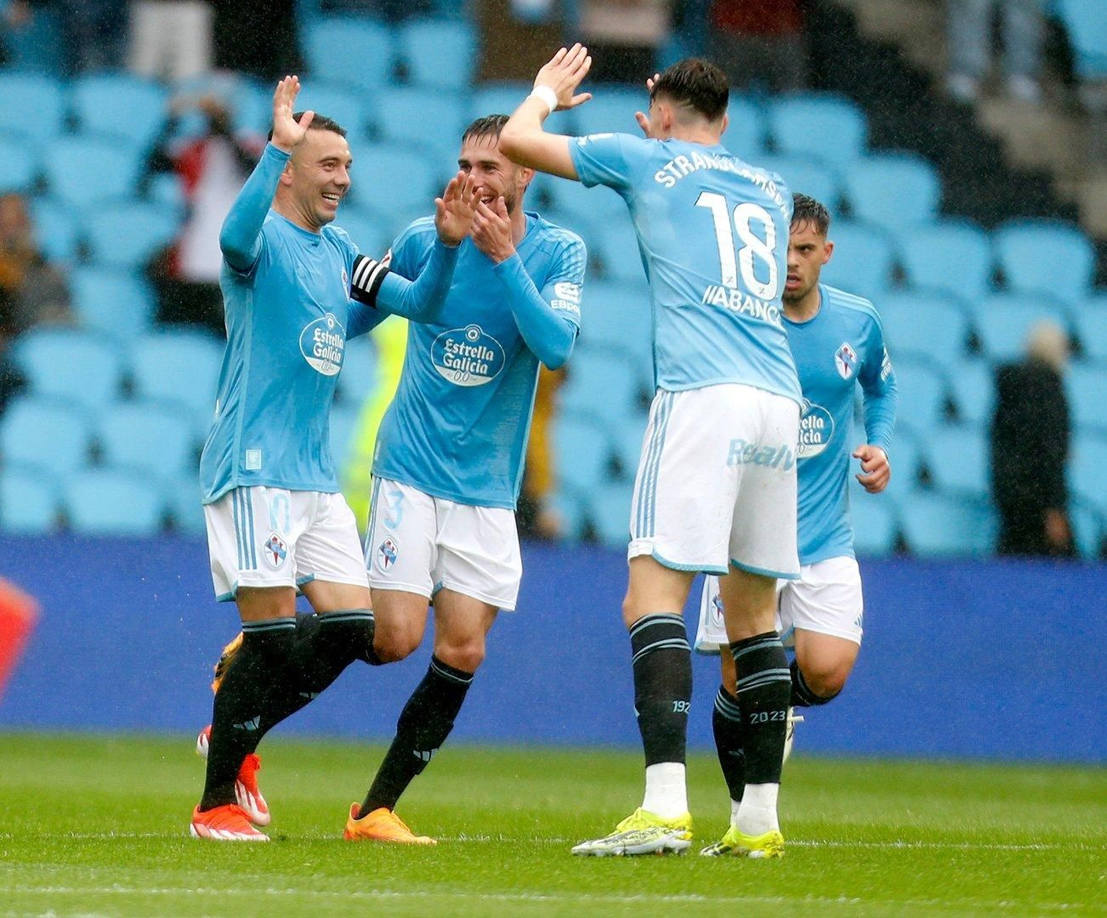 Gestos de complicidad y alegría entre Aspas, Larsen y Mingueza.