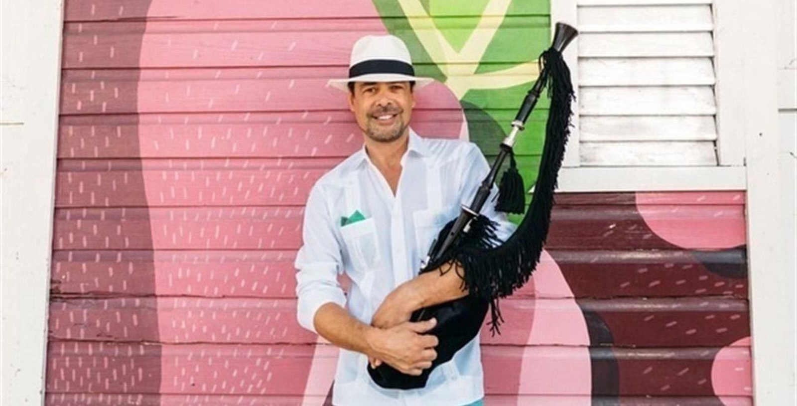 José Angel Hevia posa en una de las fachadas del proyecto Boa Mistura de los artistas urbanos de Higüey, en la República Dominicana y que ha sido elegido por el gaitero como imagen gráfica de su nuevo disco.