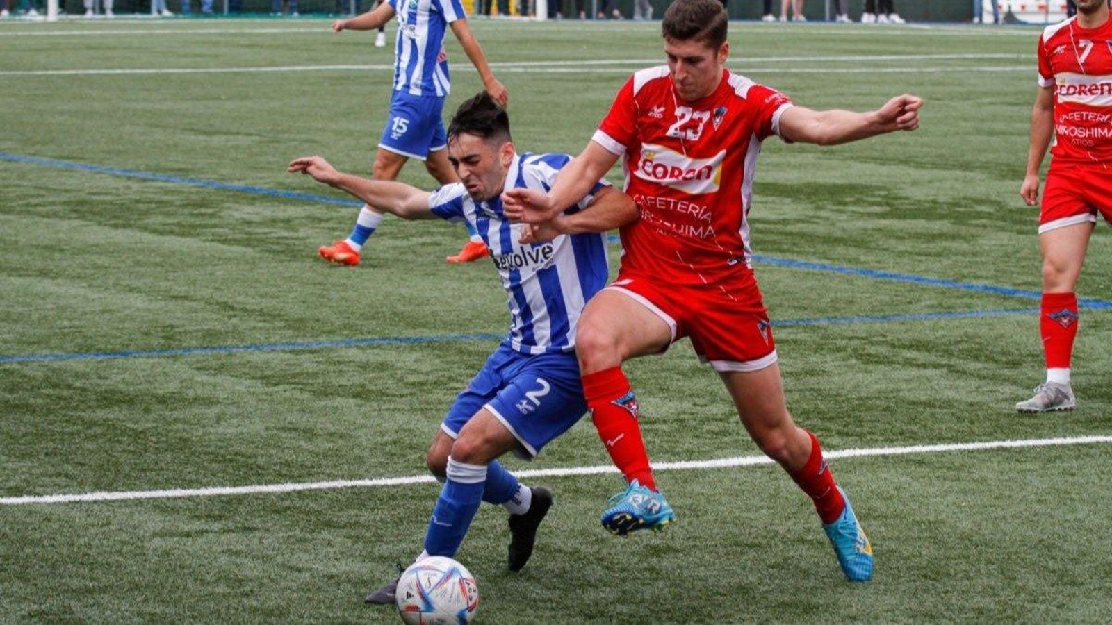 Andrés Vázquez, del Valladares, trata de irse de Javi Besada.