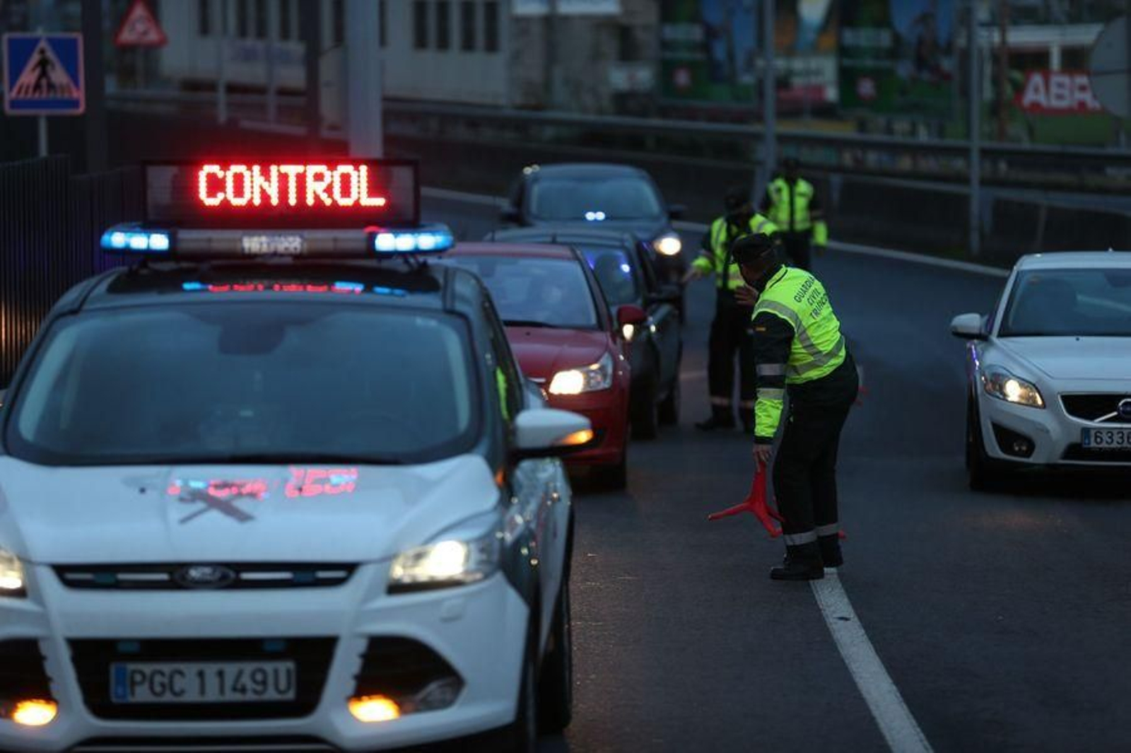 La Guardia Civil realiza controles en los accesos a la ciudad para vigilar la movilidad // Alberte