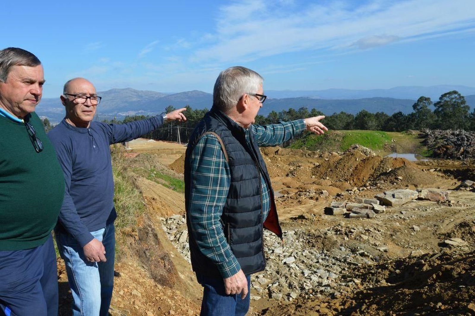 Los presidentes de las comunidades de Aguas de Pereiras visitando la zona de obras.