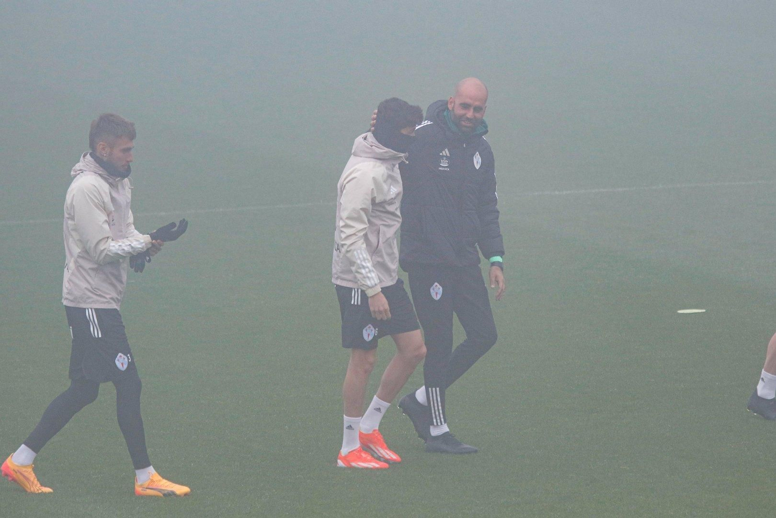 Claudio Giráldez dio órdenes entre la niebla de Mos.