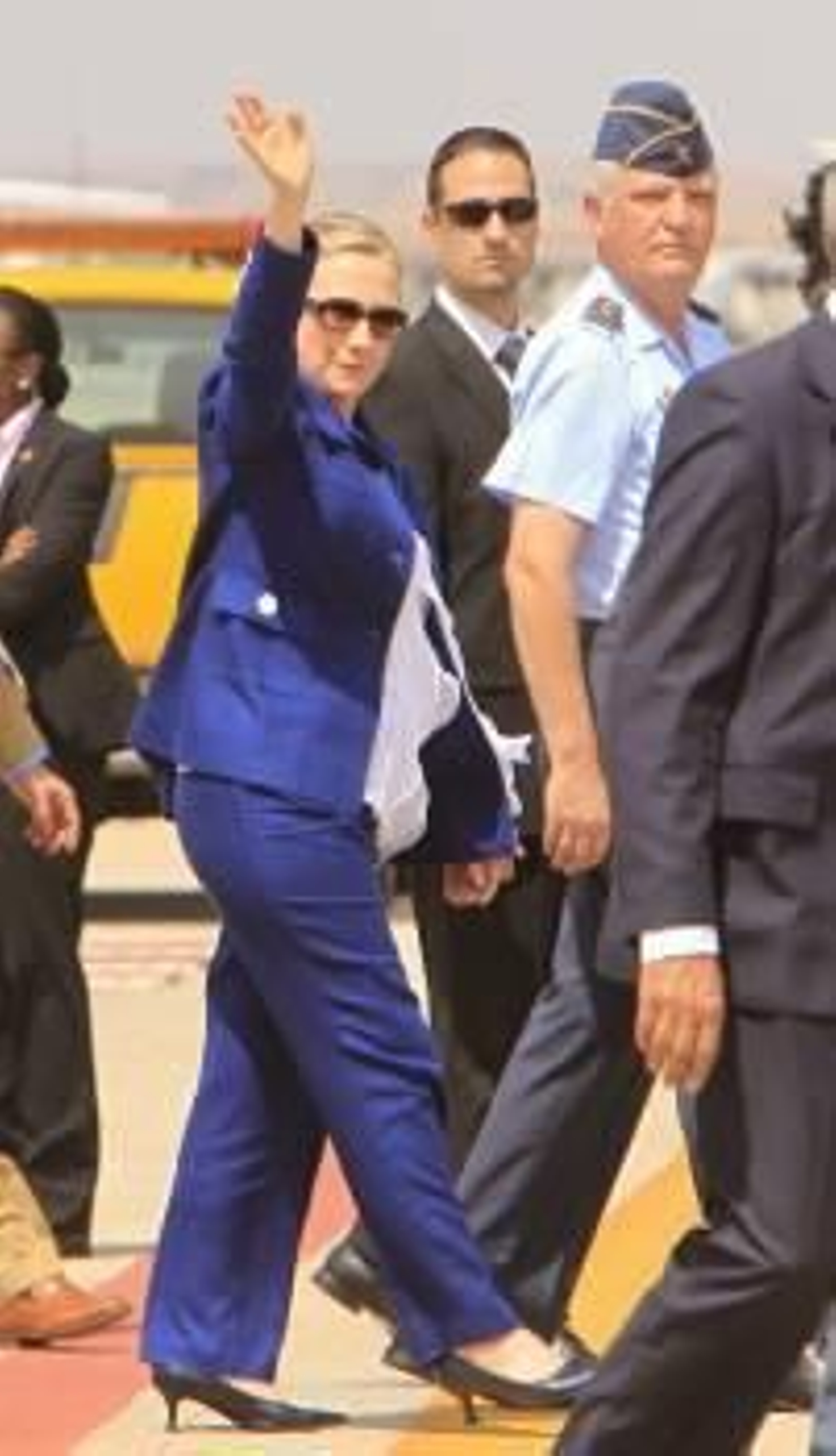 Hillary Clinton a su llegada al aeropuerto de Torrejón de Ardoz. (Foto: Gustavo Cuevas)