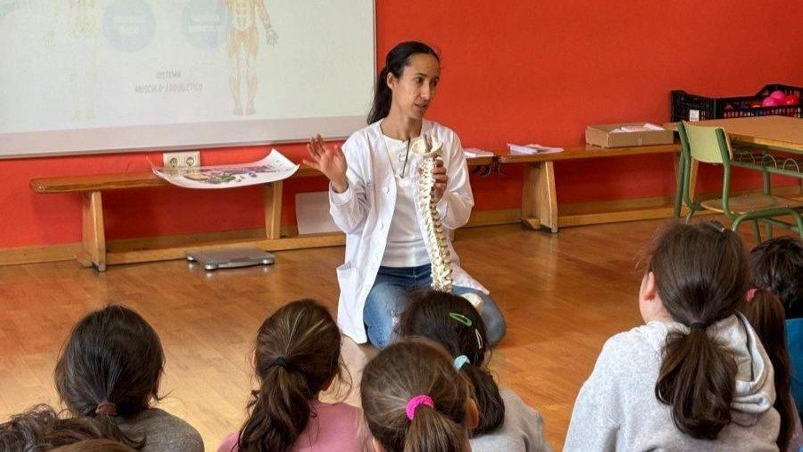 Los escolares siguieron con mucha atención las explicaciones sobre salud e higiene infantil.