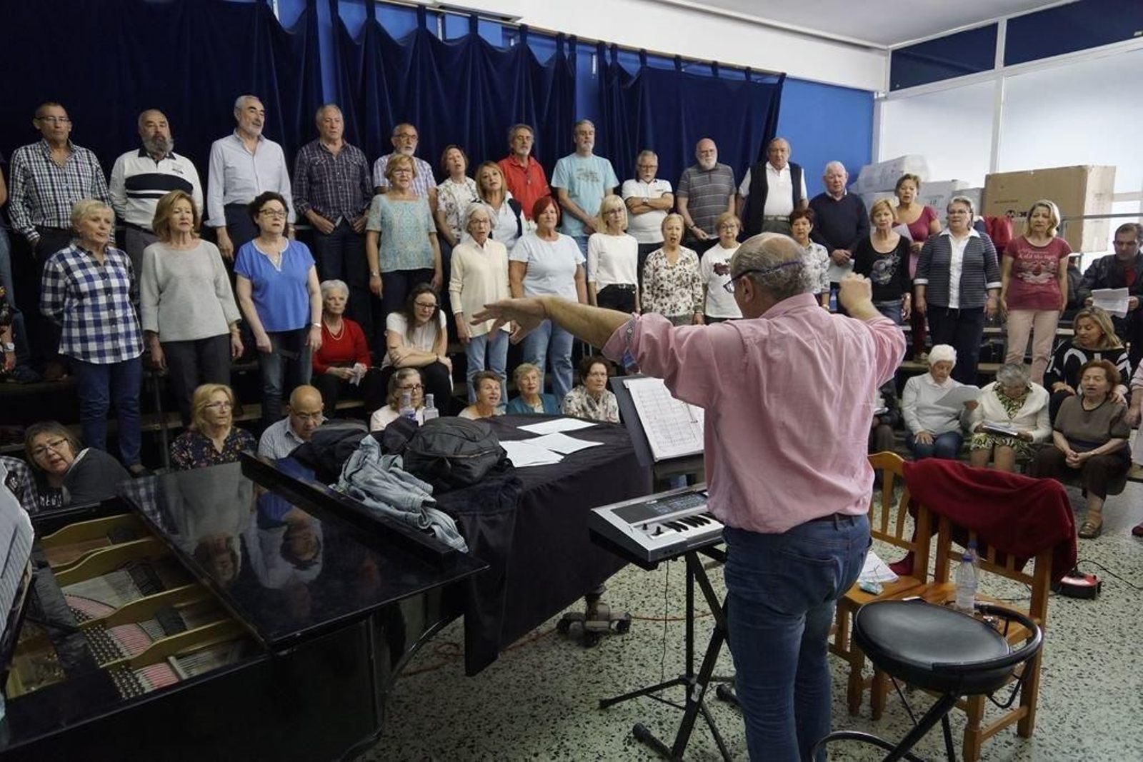 El último ensayo del coro de Los Sonidos de la Memoria, dirigido por Óscar Vilalr, antes de su estreno.