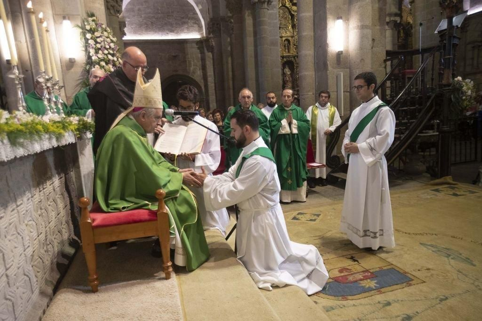 Sebastián Castro y Juan de Olazabal durante la ceremonia de ordenación que les convierte en sacerdotes de la Diócesis de Tui-Vigo.