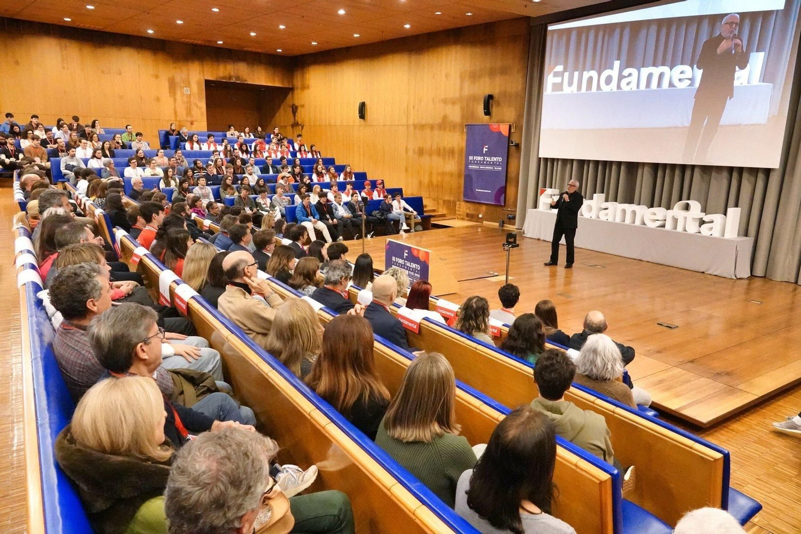 Asistentes en la charla de Leo Harlem en la feria empresarial en la facultad de económicas de la UVigo.