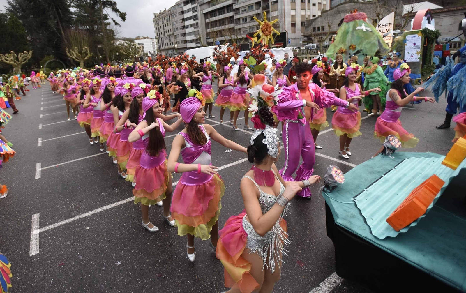 El desfile partió este año del campo de la feria y atravesó la localidad para llegar hasta Vila Vella, El acto contó con numeros público que abarrotó todo el centro y colapsó el tráfico.